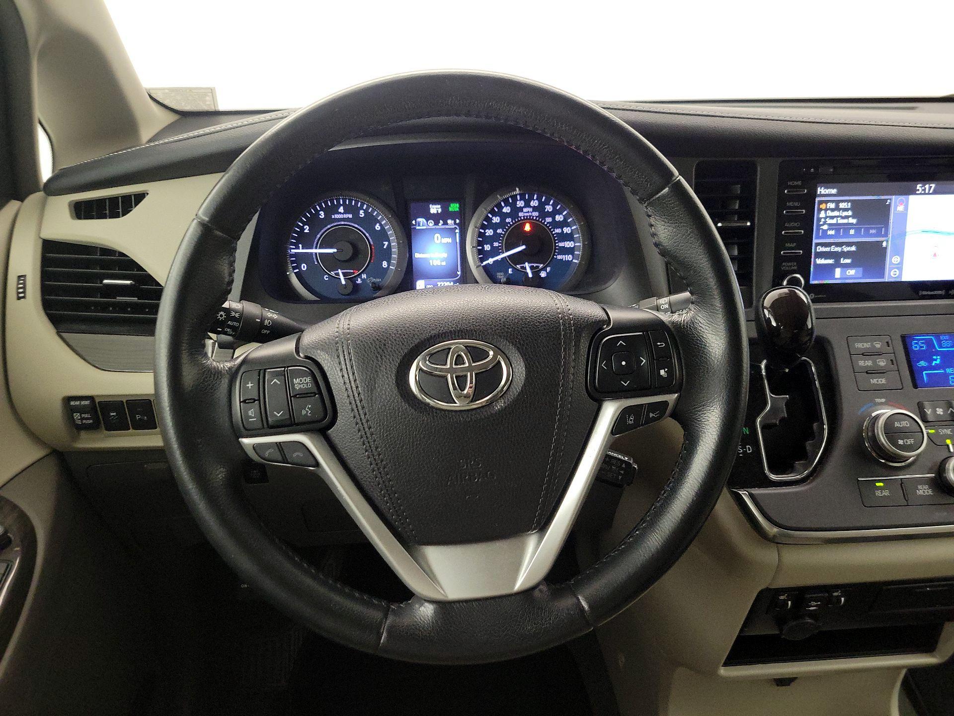 Thumbnail: 2019 Toyota Sienna - 10