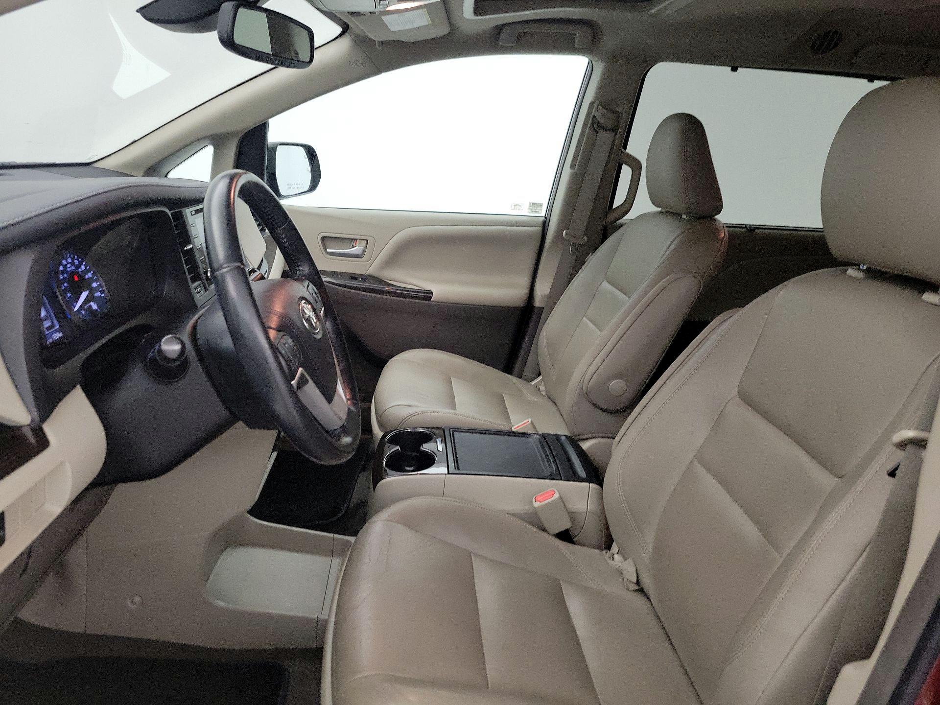 Thumbnail: 2019 Toyota Sienna - 11