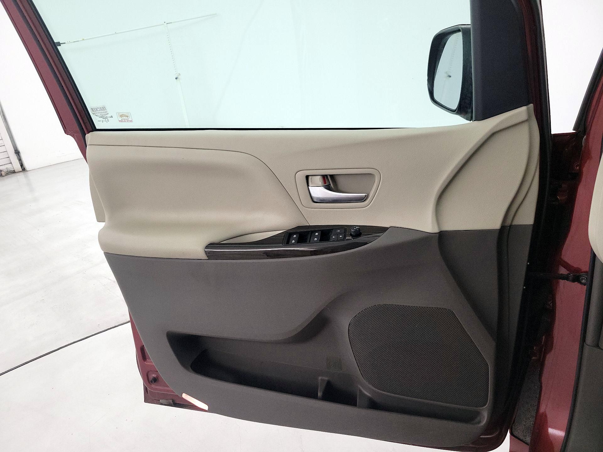 Thumbnail: 2019 Toyota Sienna - 12