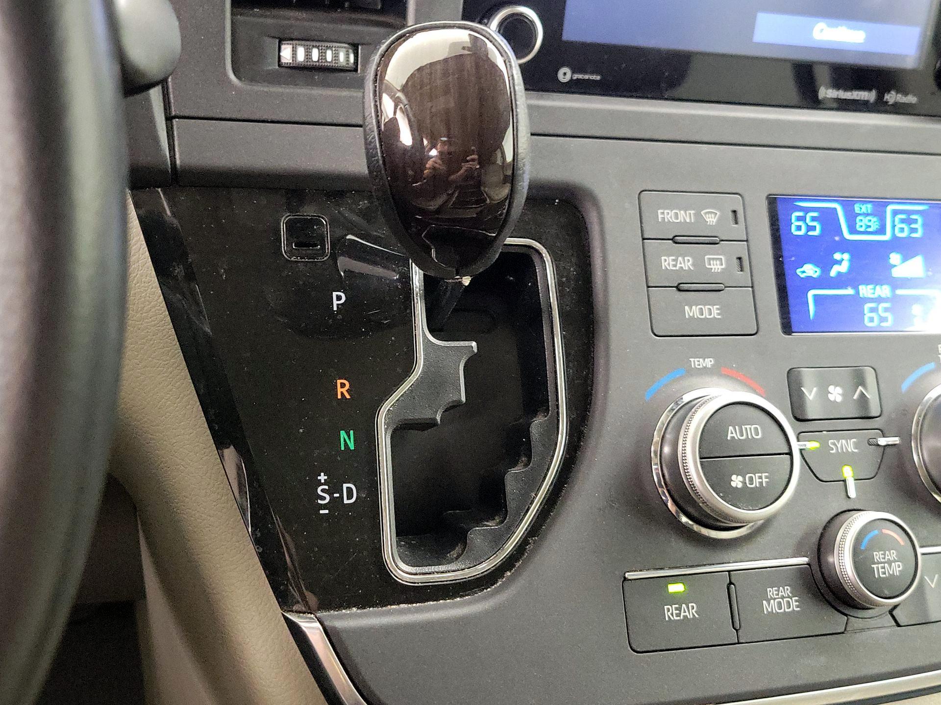 Thumbnail: 2019 Toyota Sienna - 18