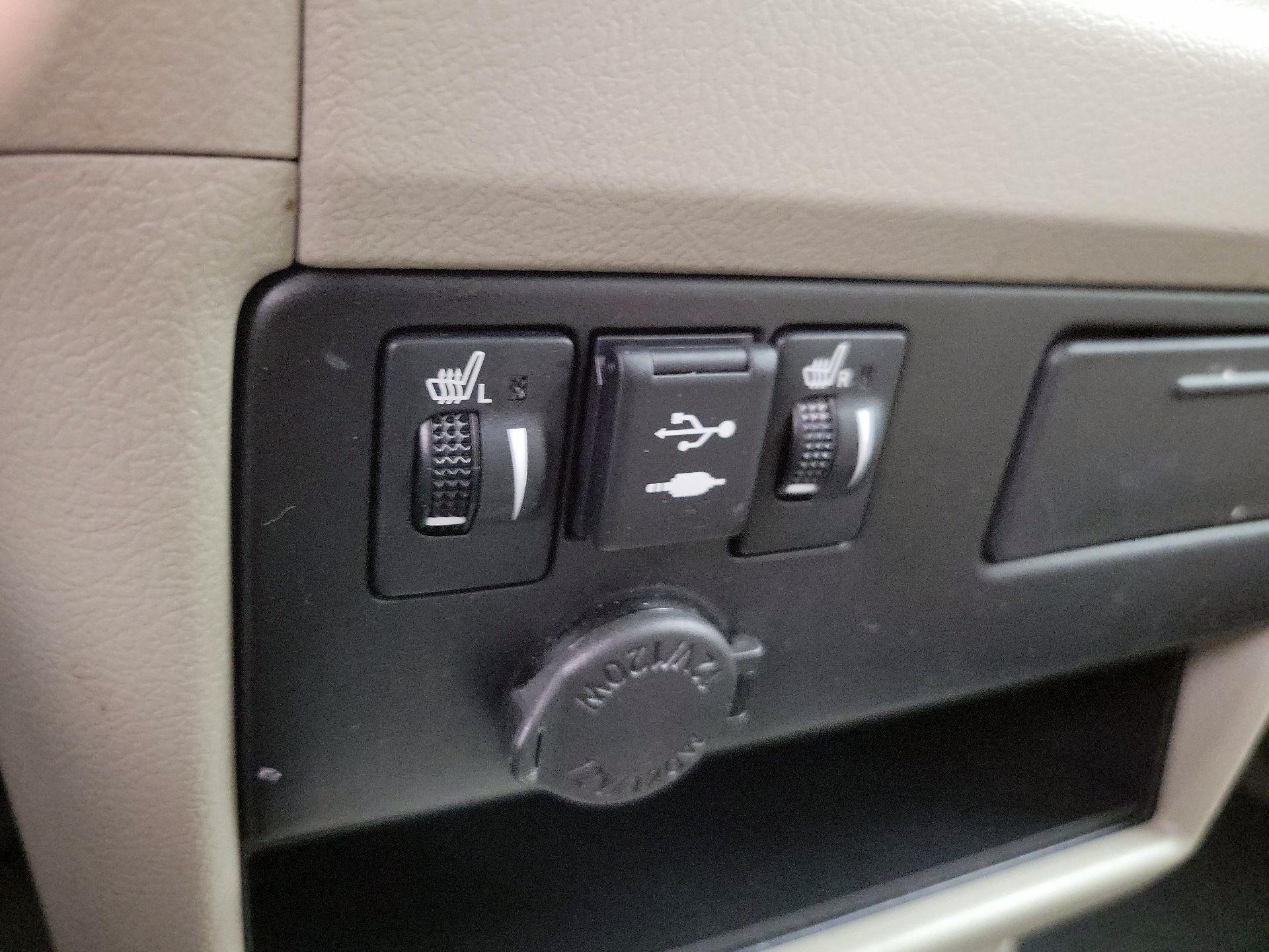 Thumbnail: 2019 Toyota Sienna - 19