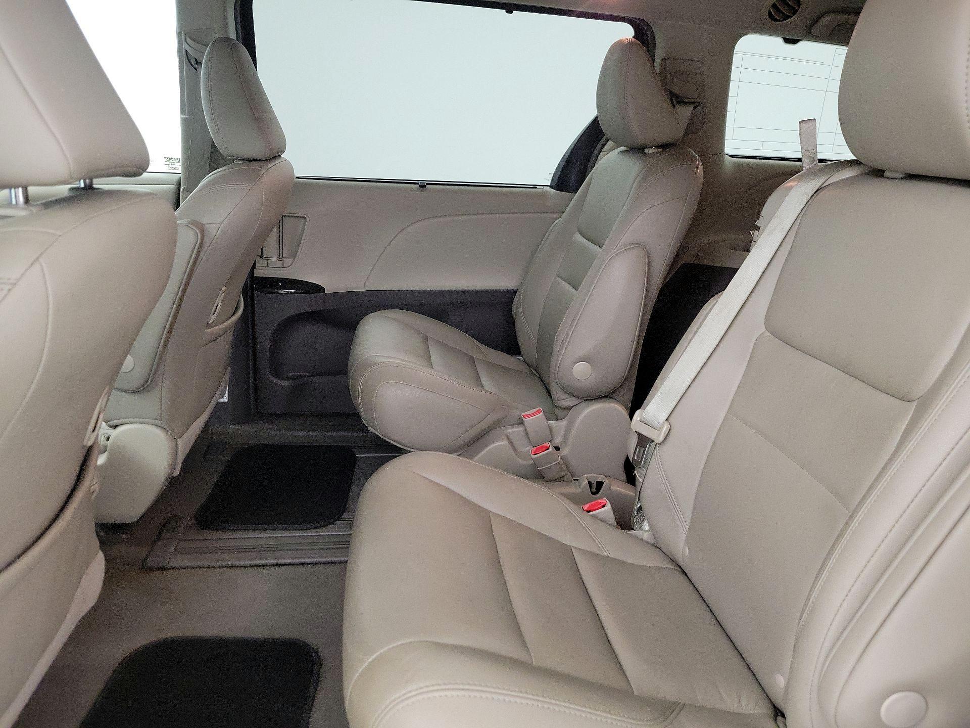 Thumbnail: 2019 Toyota Sienna - 20