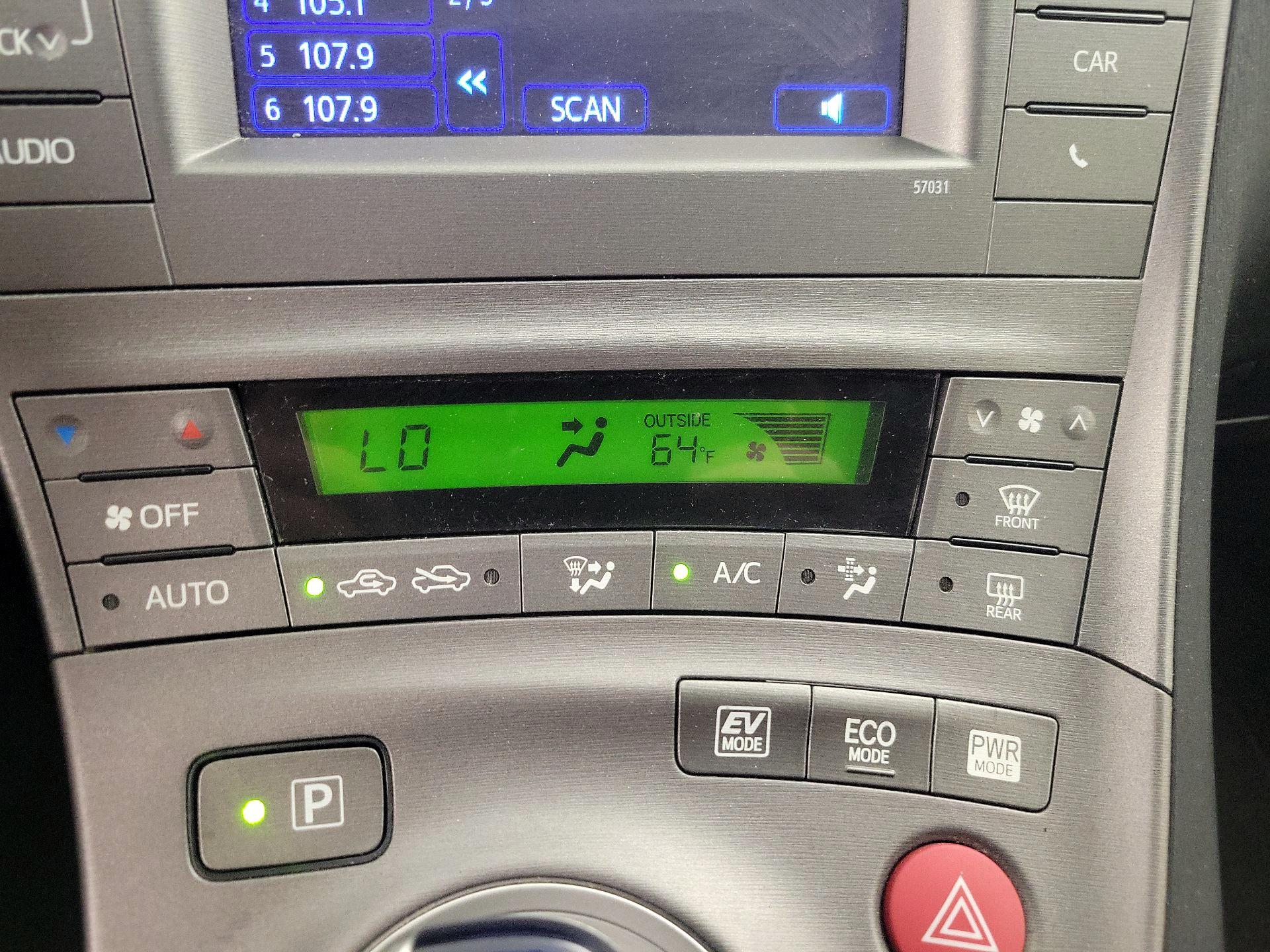 Thumbnail: 2015 Toyota Prius - 16