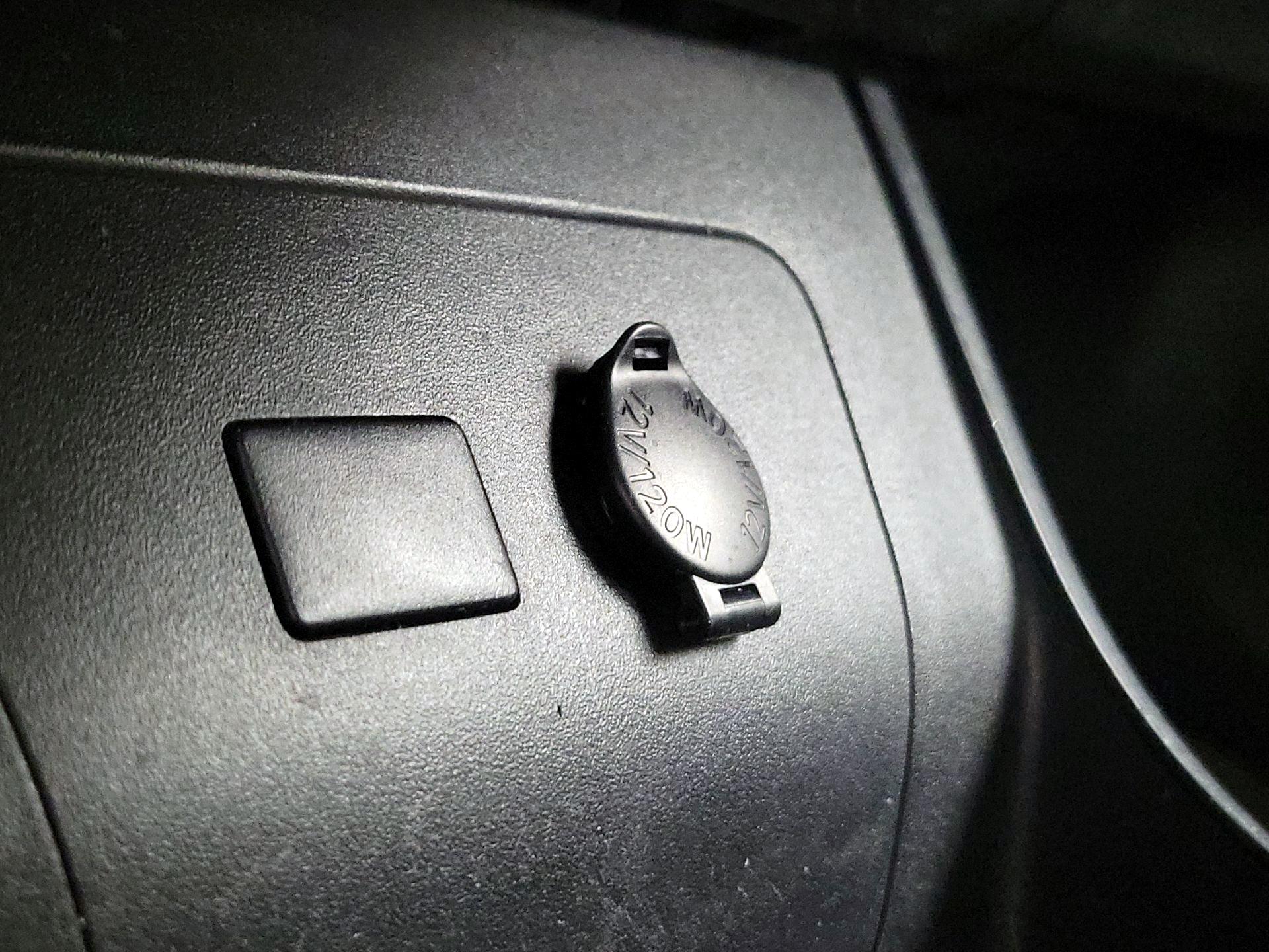 Thumbnail: 2015 Toyota Prius - 18