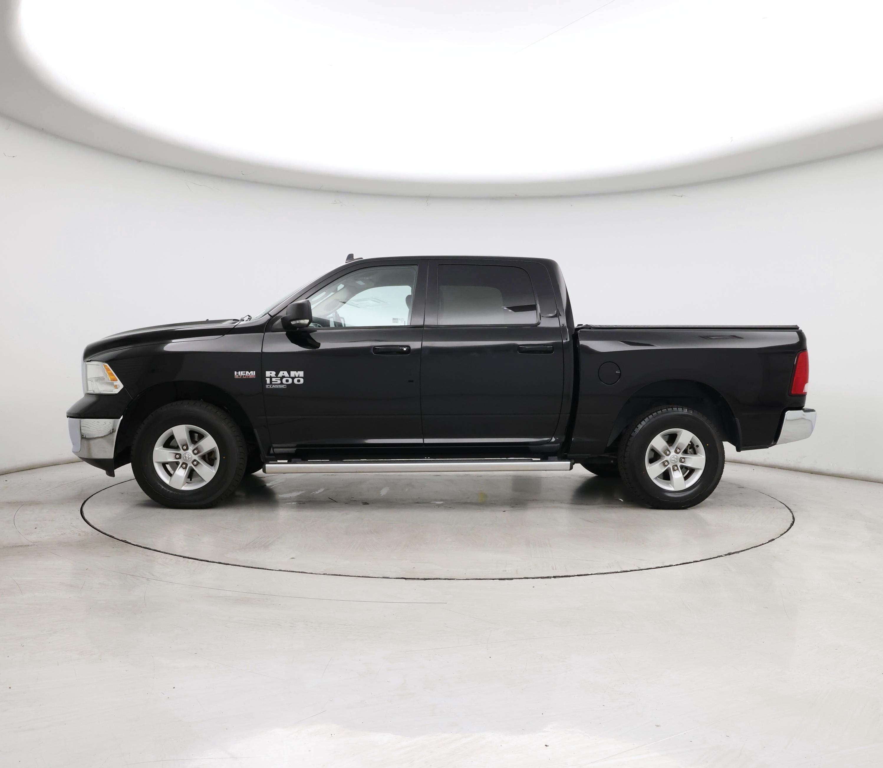 Thumbnail: 2020 RAM 1500 Classic - 3