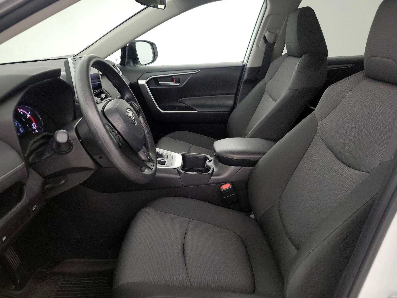 2025 Toyota RAV4 XLE - Photo 12