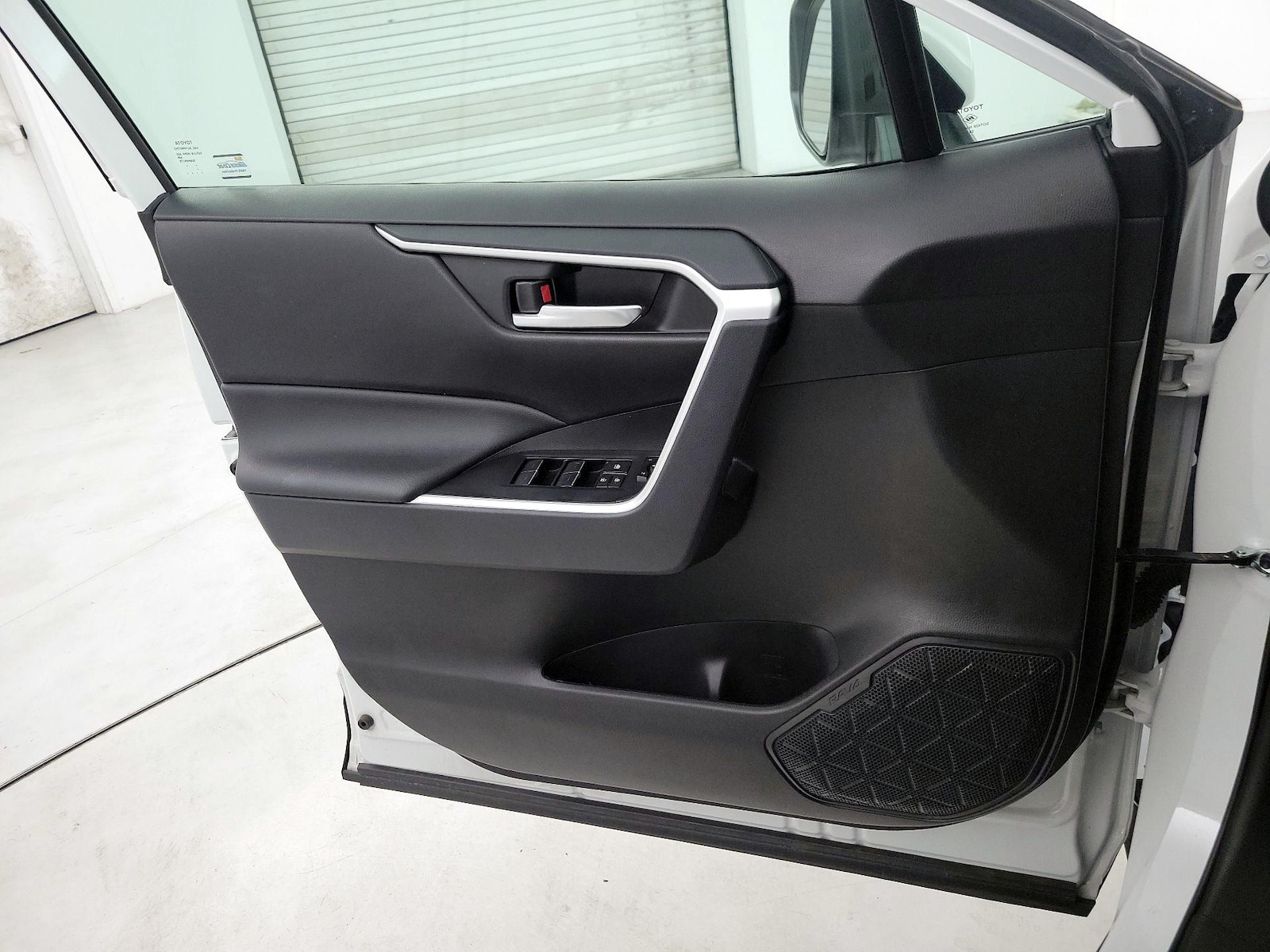 2025 Toyota RAV4 XLE - Photo 13