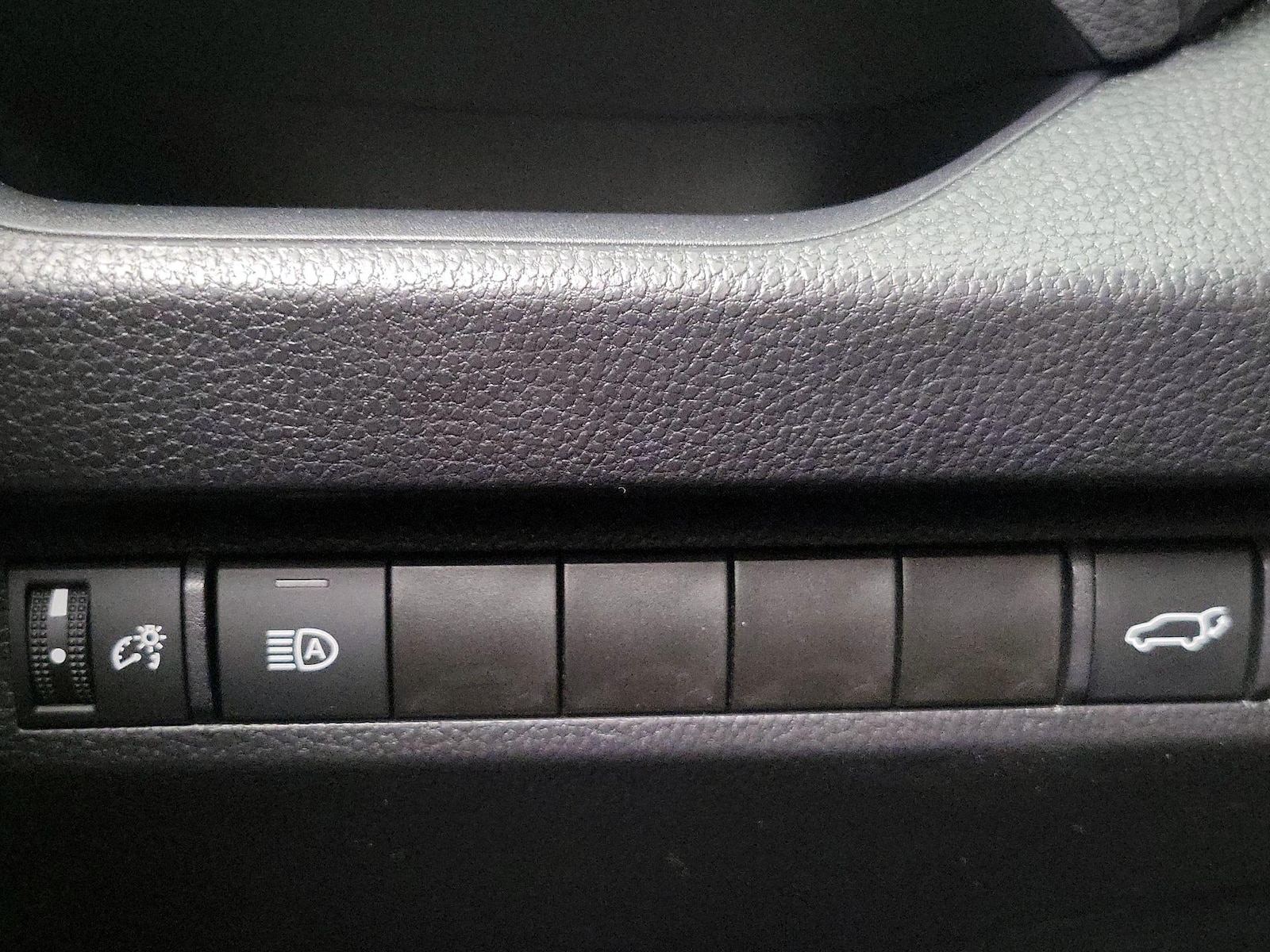 2025 Toyota RAV4 XLE - Photo 14