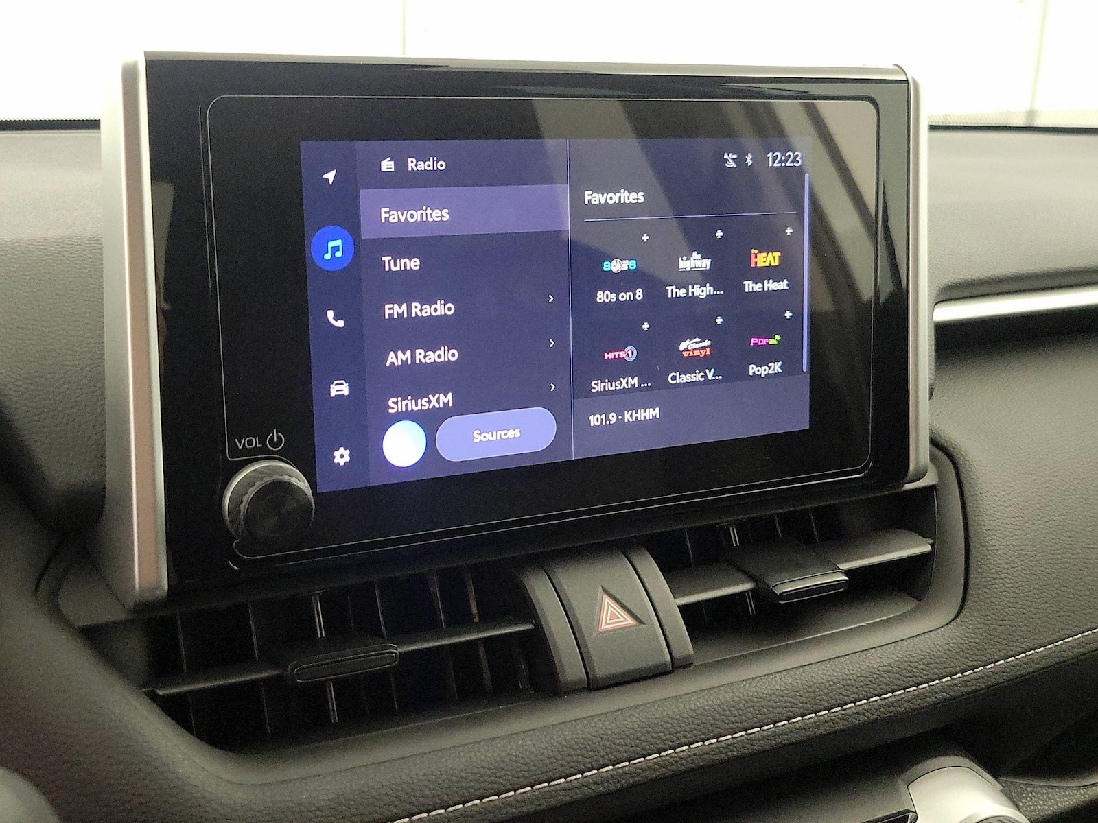 2025 Toyota RAV4 XLE - Photo 16