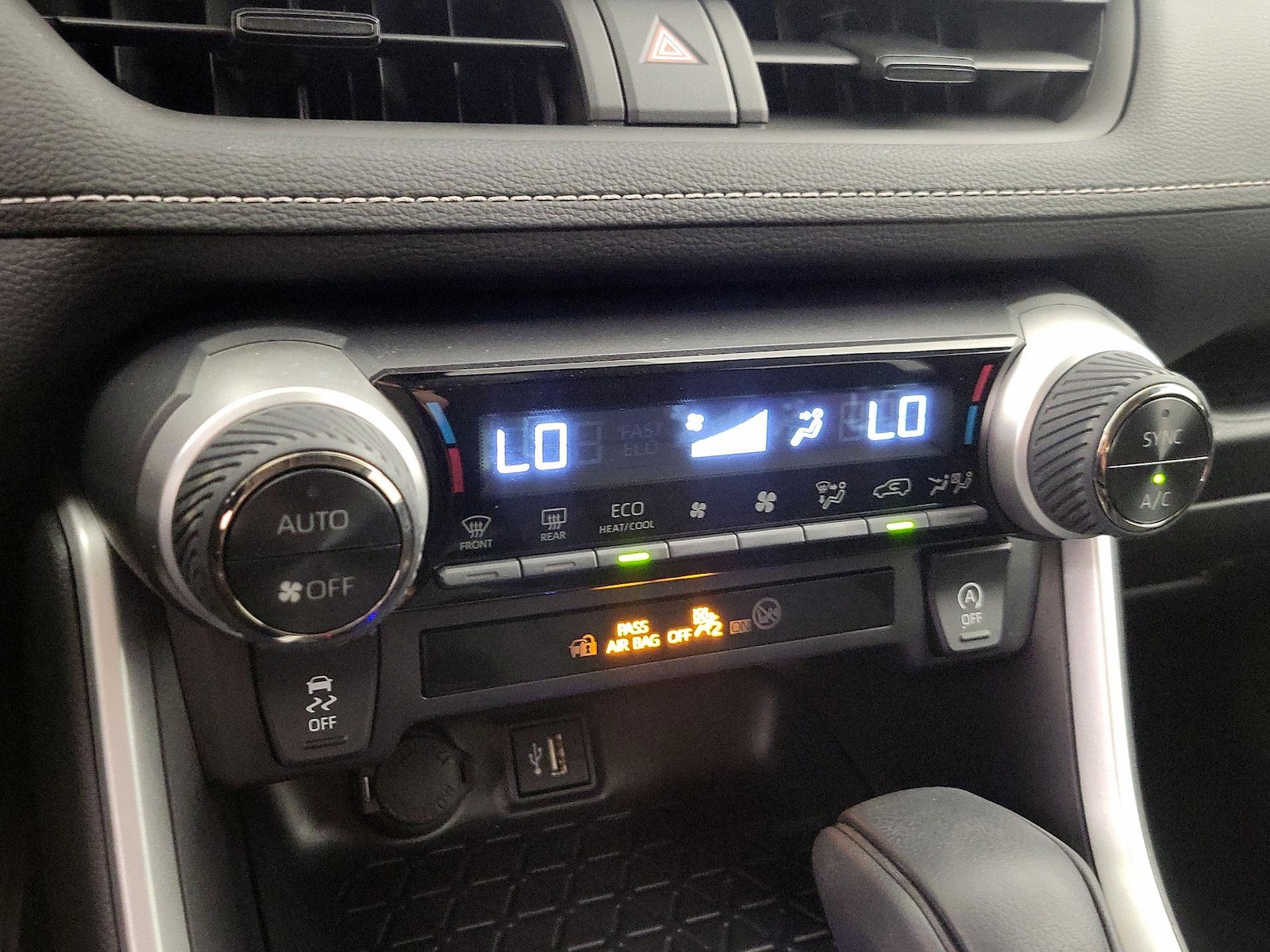 2025 Toyota RAV4 XLE - Photo 17