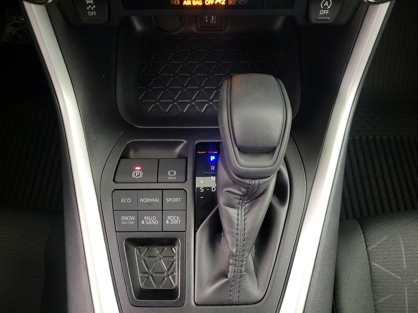 2025 Toyota RAV4 XLE - Photo 18
