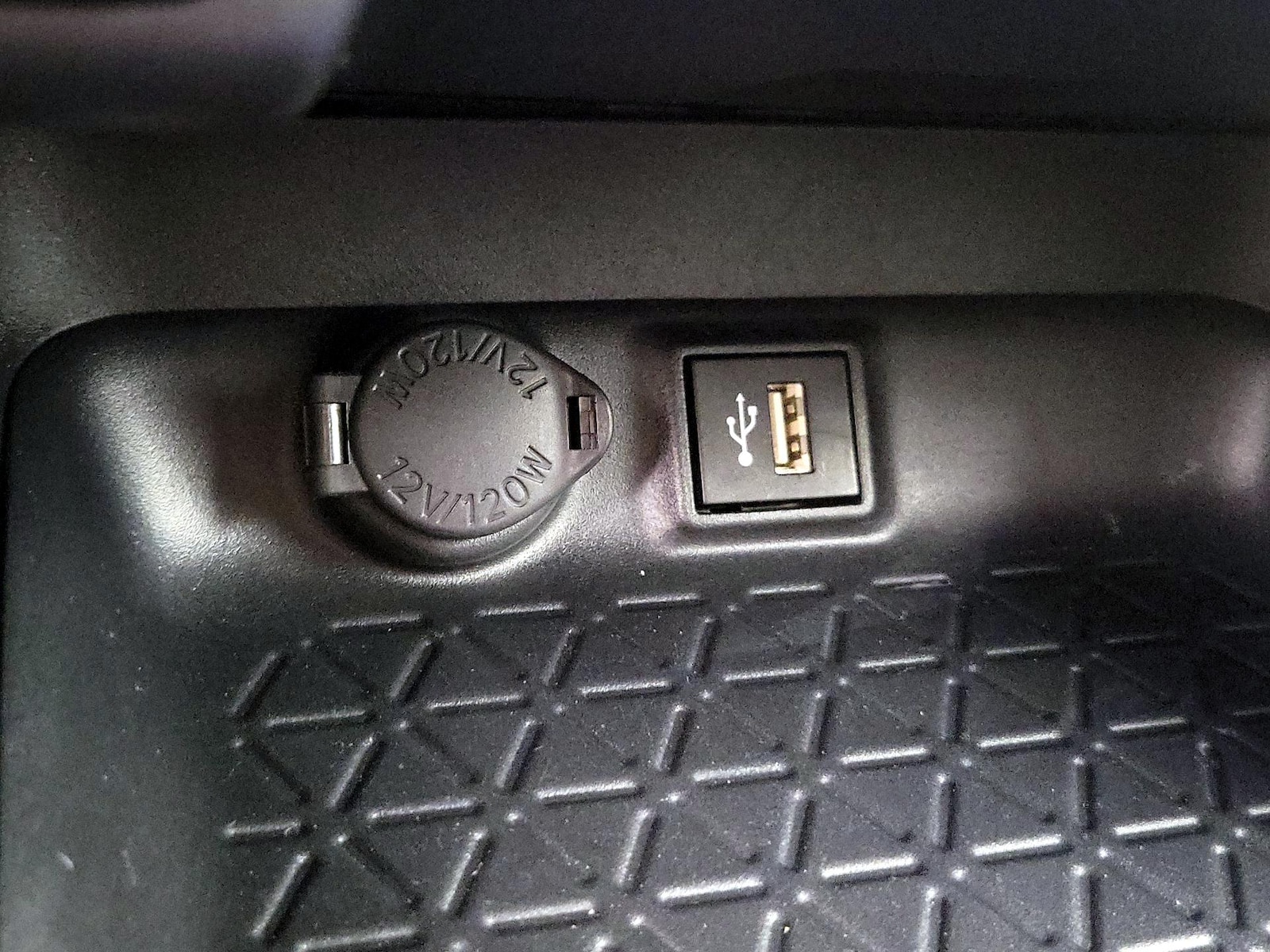 2025 Toyota RAV4 XLE - Photo 19