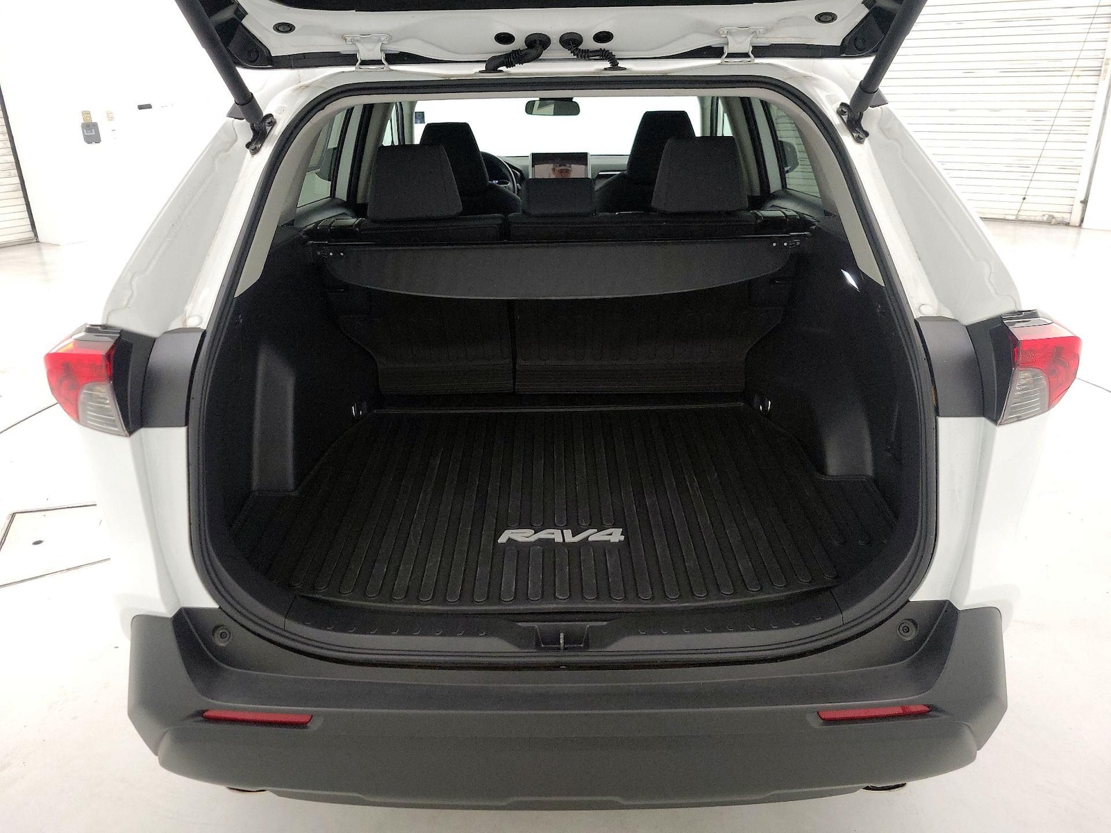 2025 Toyota RAV4 XLE - Photo 21