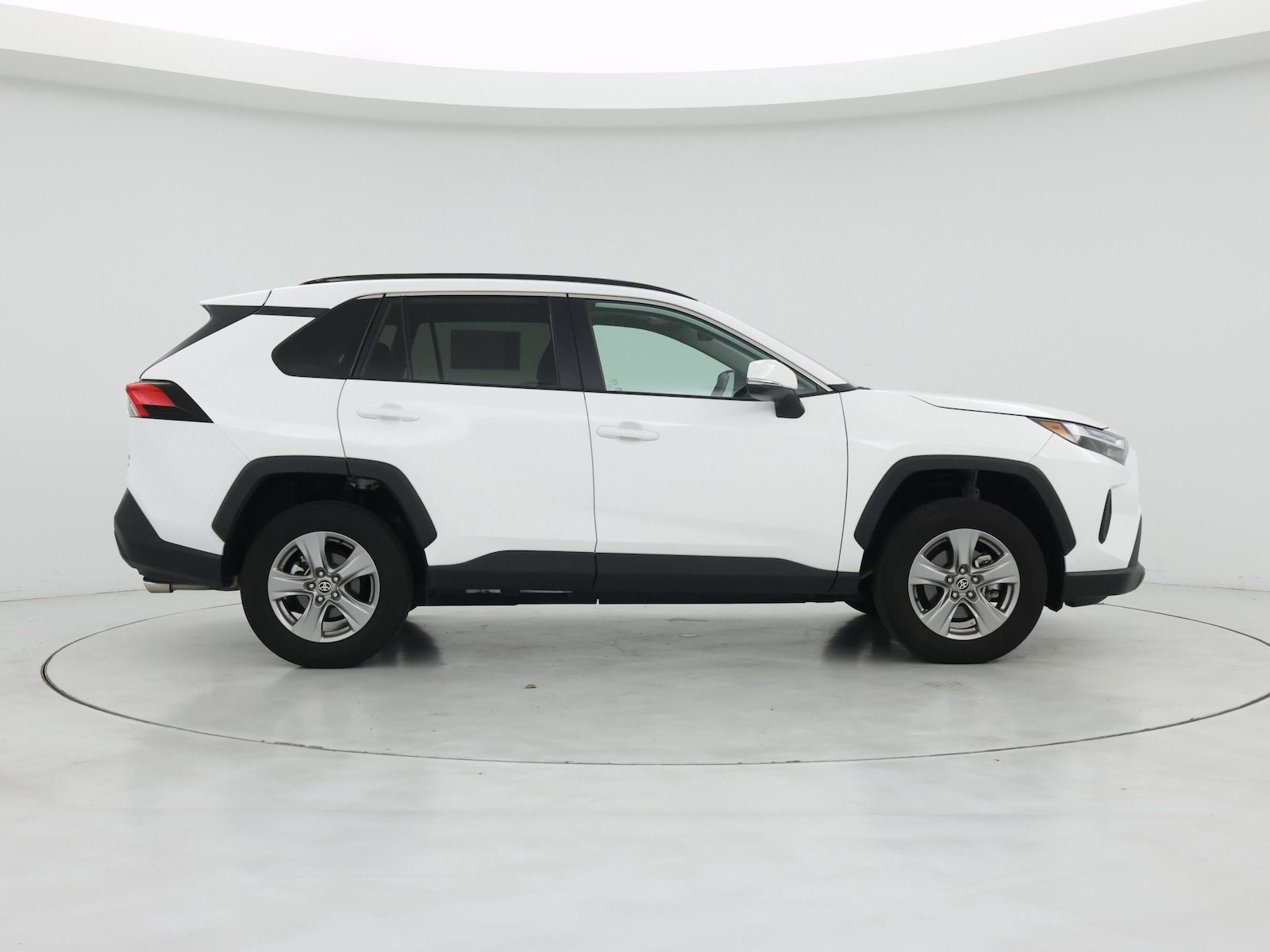 2025 Toyota RAV4 XLE - Photo 8