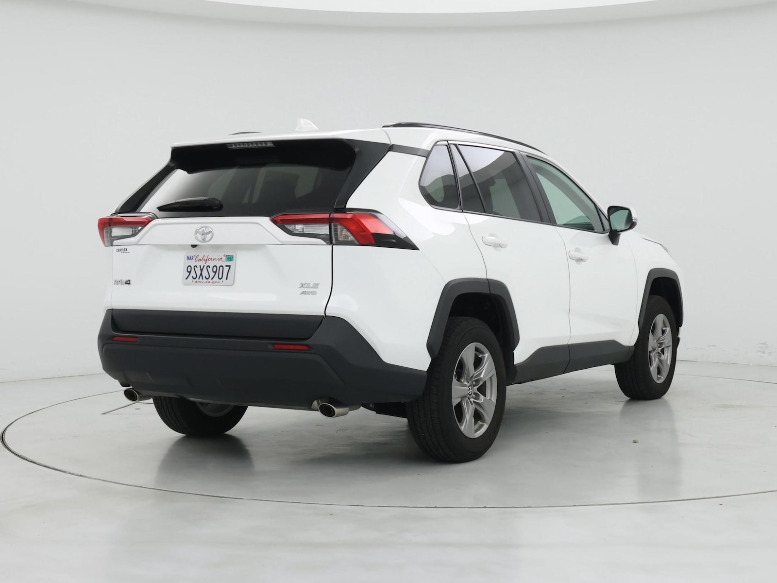 2025 Toyota RAV4 XLE - Photo 9