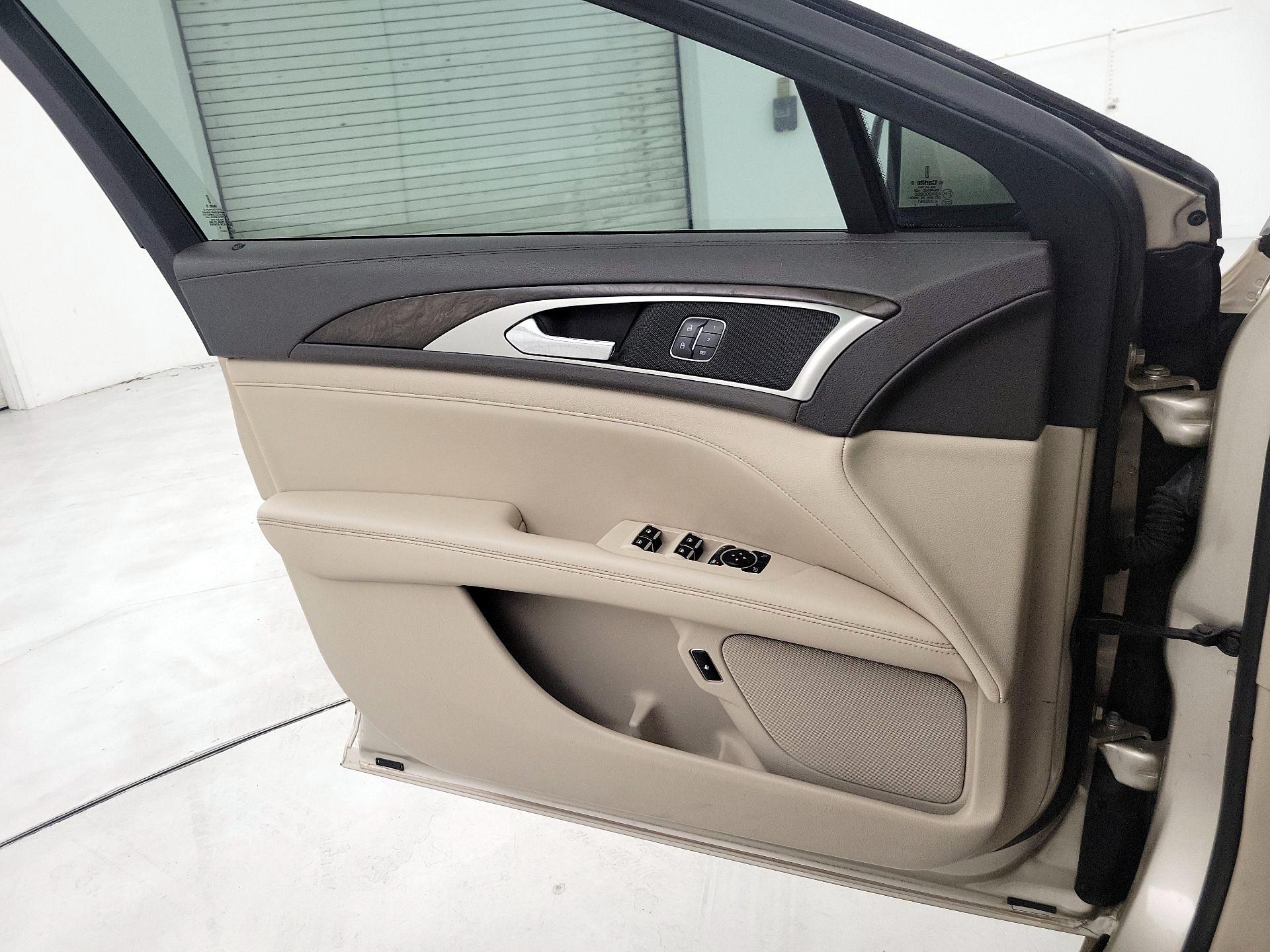 Thumbnail: 2017 Lincoln MKZ - 12