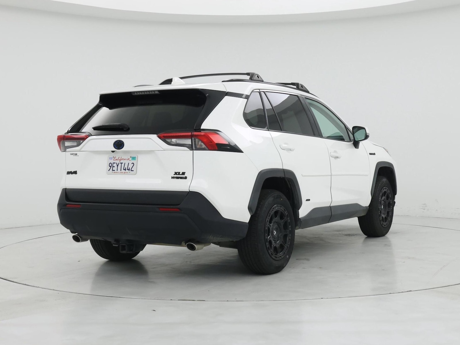 2020 Toyota RAV4 XLE - Photo 9