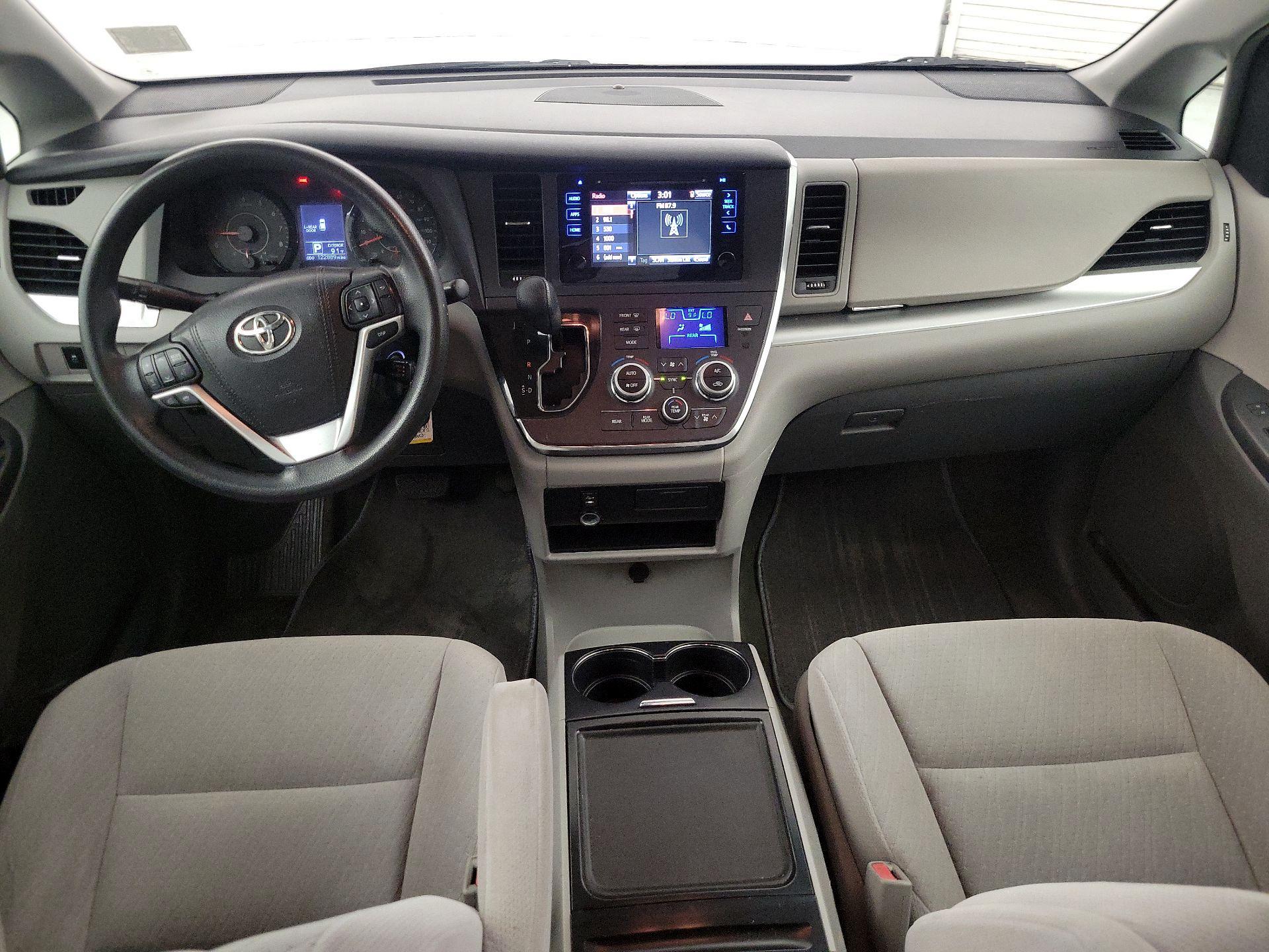 Thumbnail: 2015 Toyota Sienna - 9