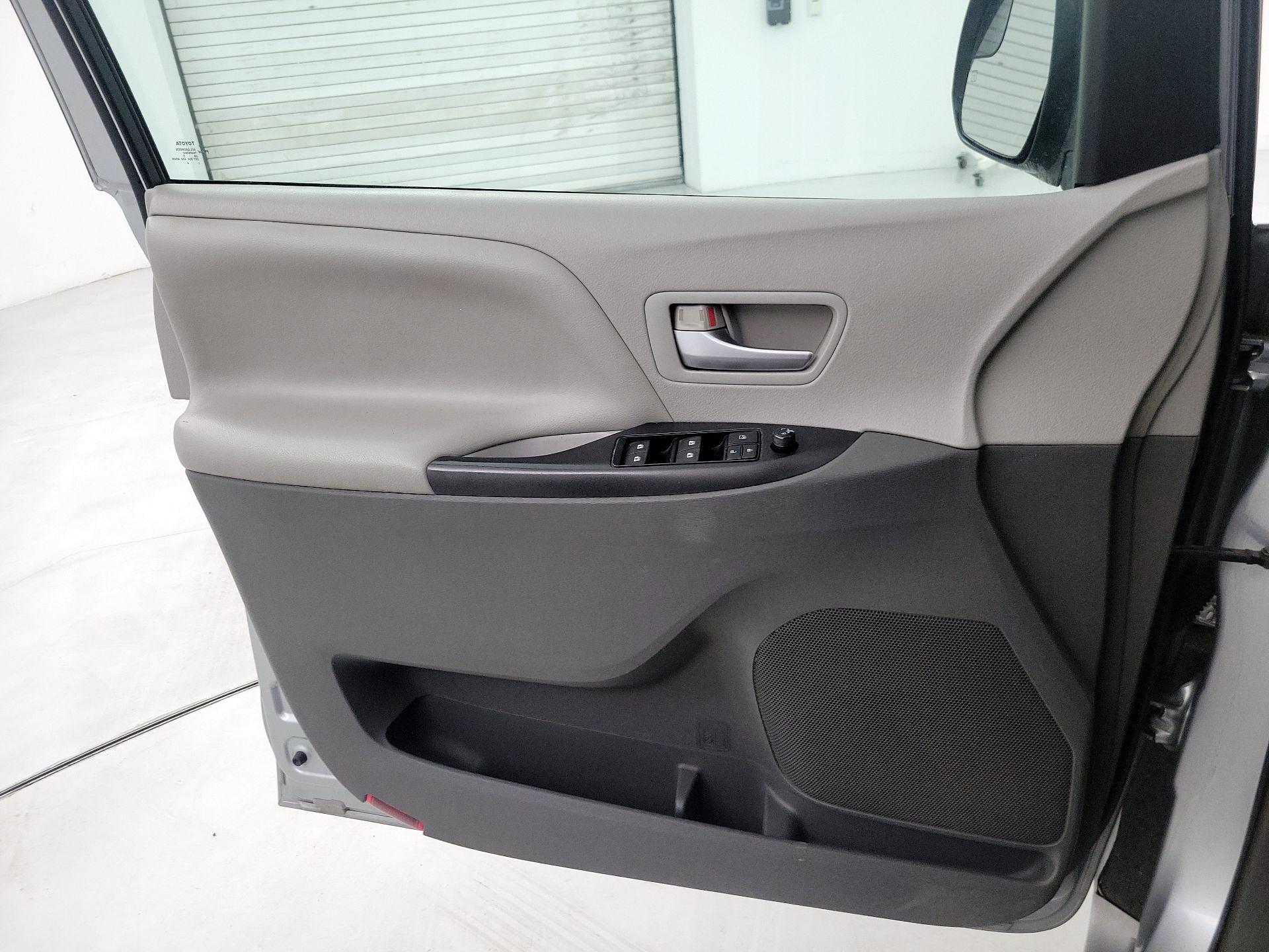 Thumbnail: 2015 Toyota Sienna - 12