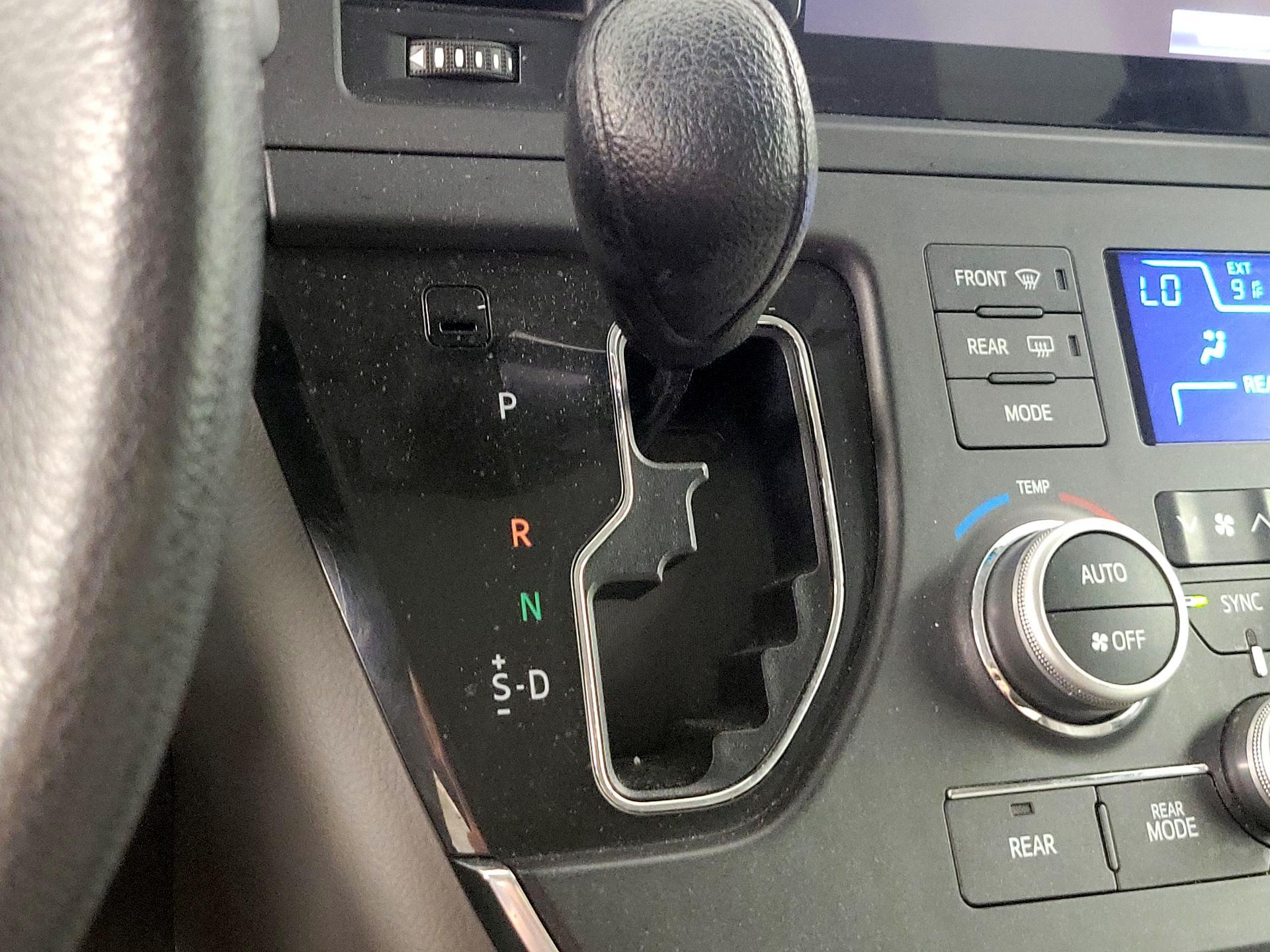 Thumbnail: 2015 Toyota Sienna - 17