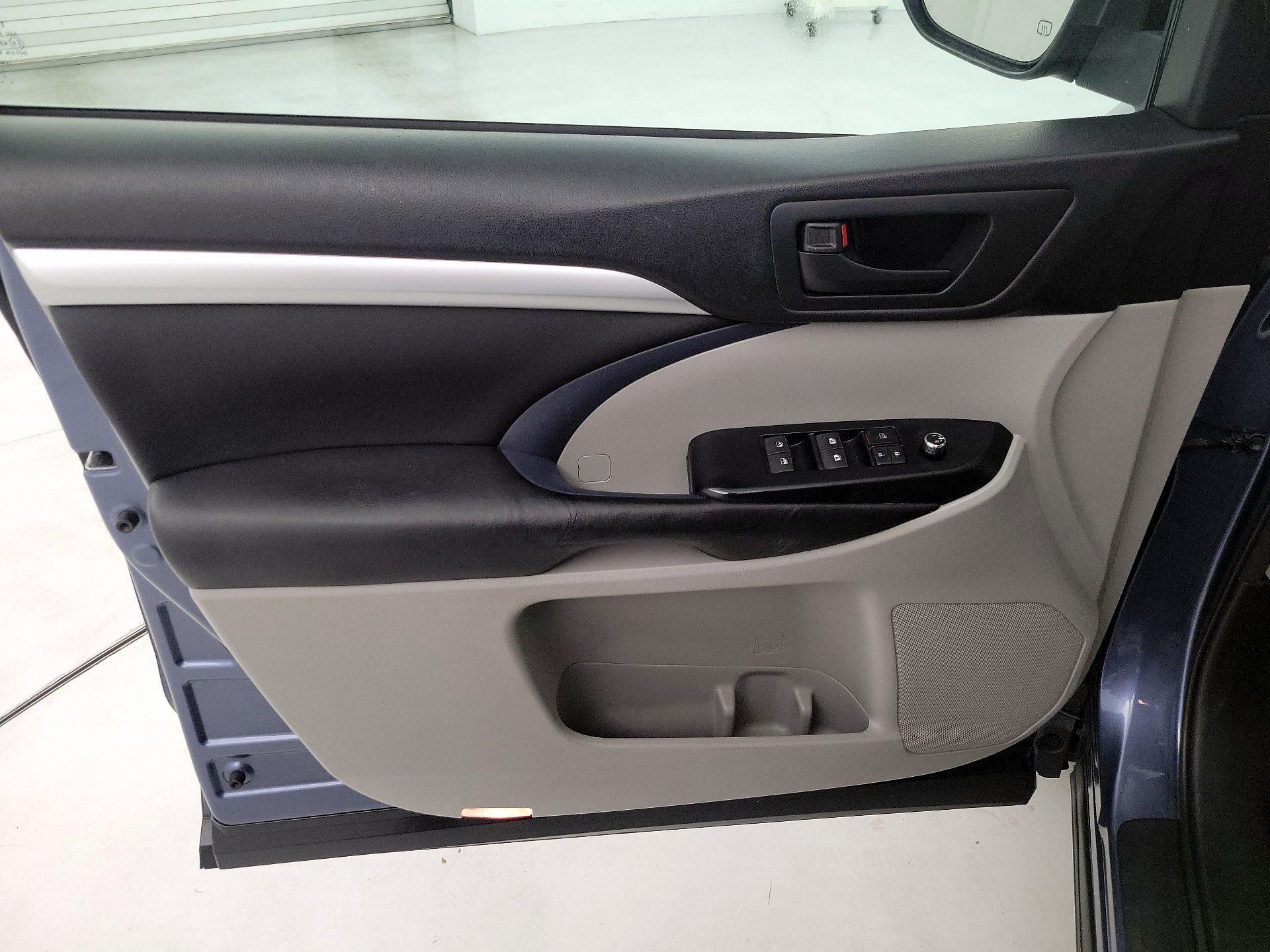 Thumbnail: 2016 Toyota Highlander - 12