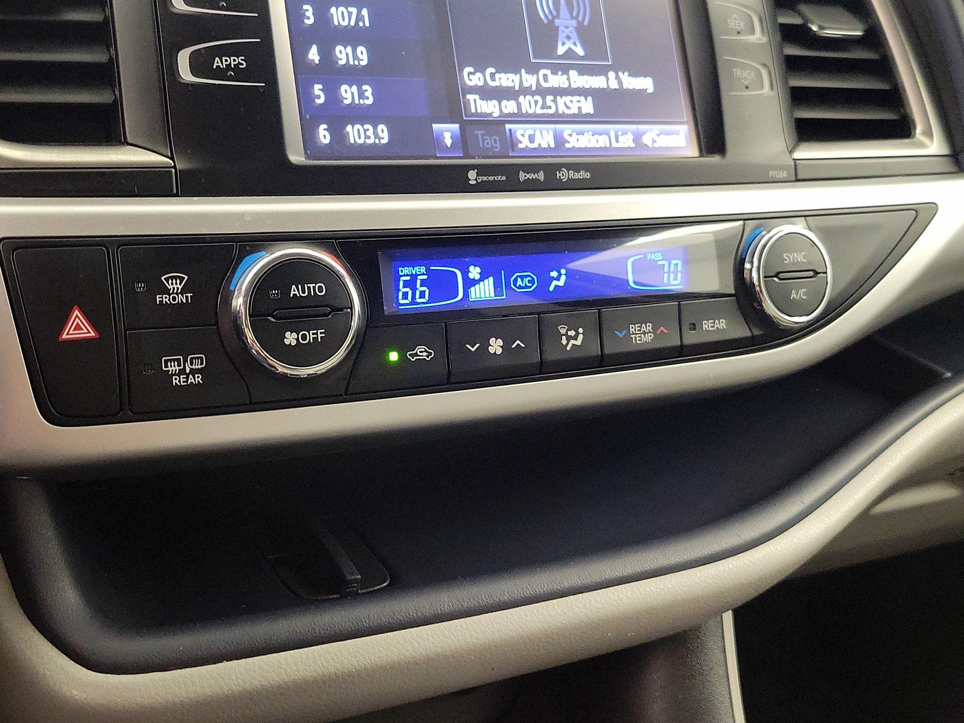 Thumbnail: 2016 Toyota Highlander - 16