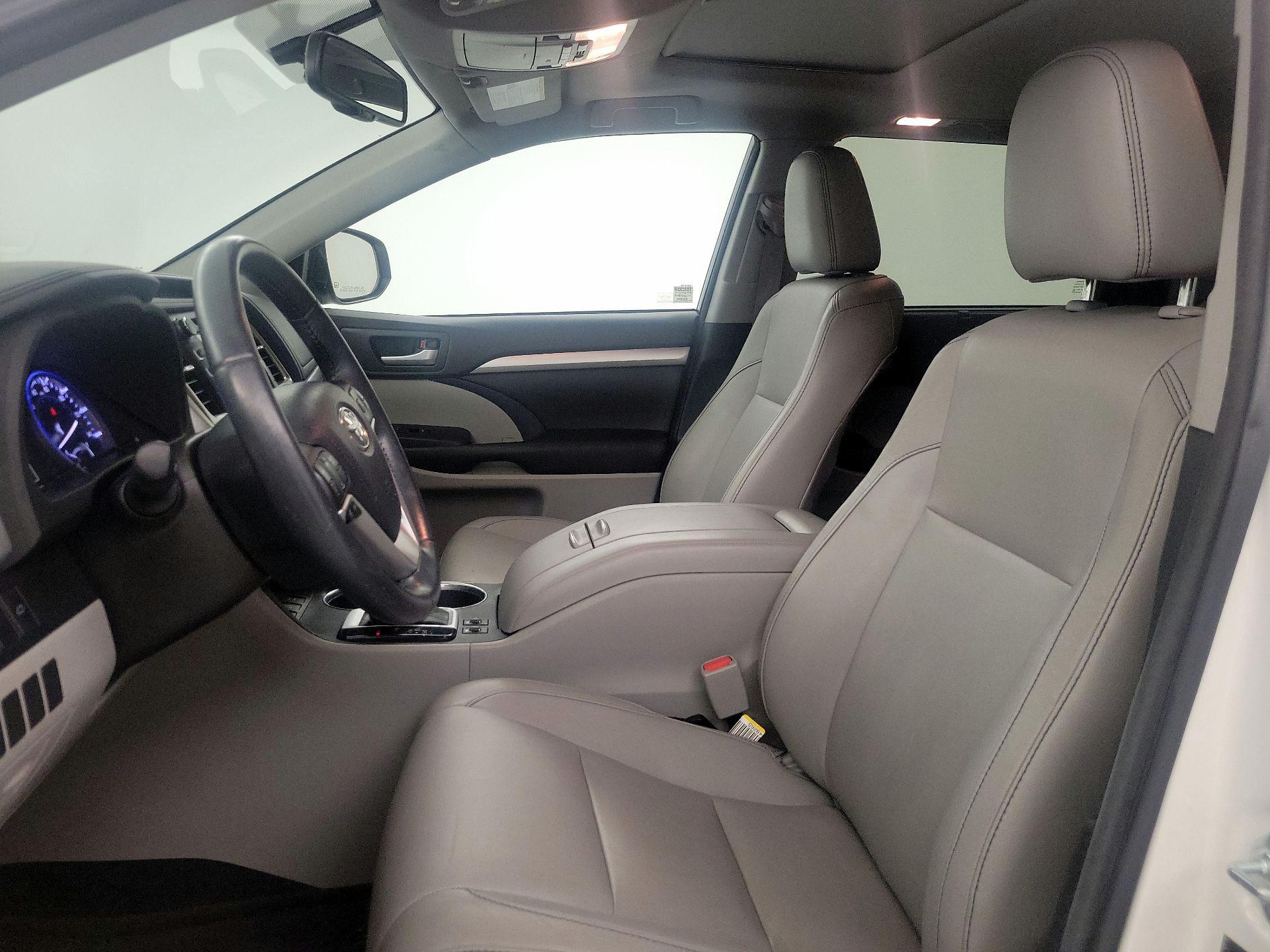 Thumbnail: 2016 Toyota Highlander - 11