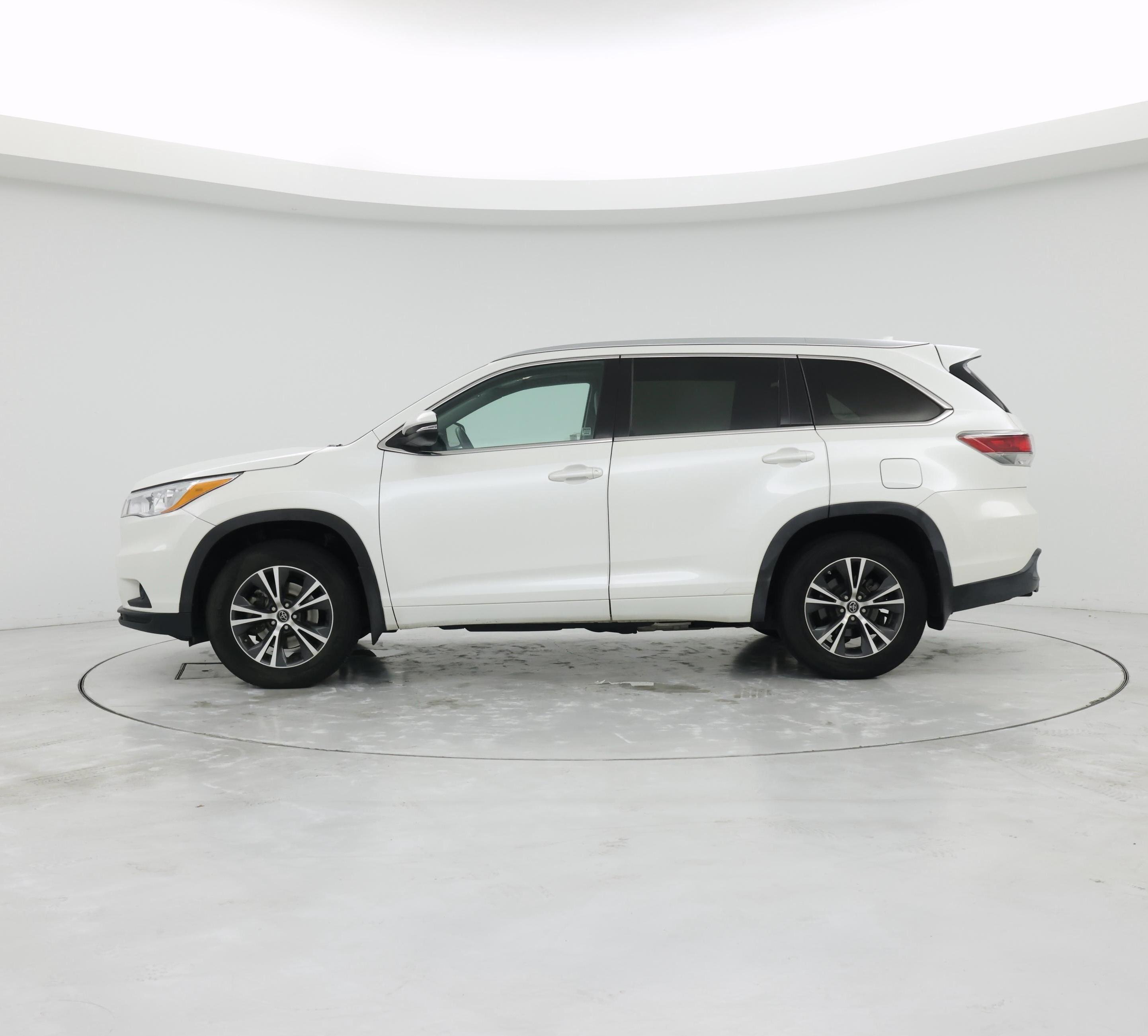 Thumbnail: 2016 Toyota Highlander - 3