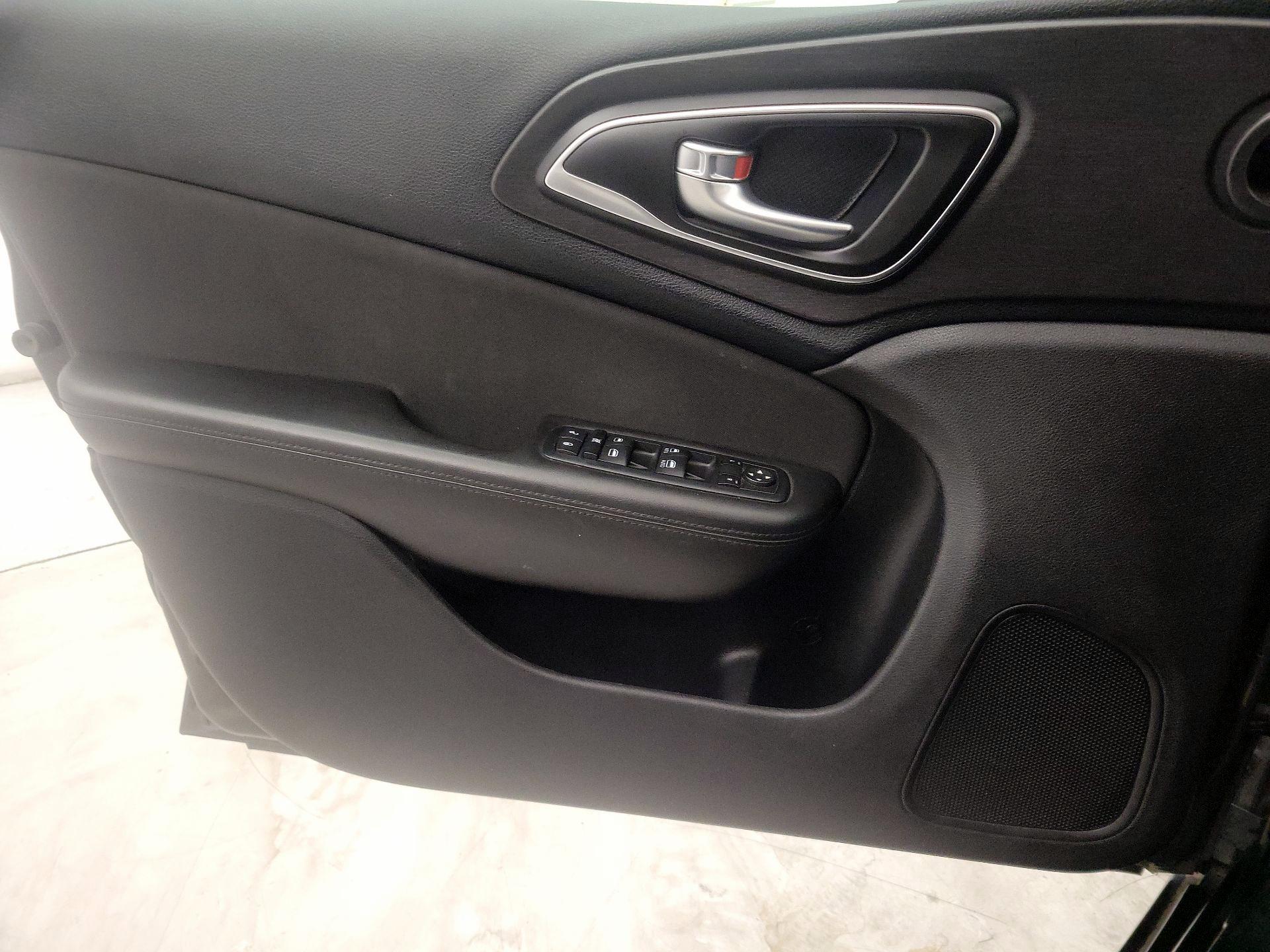 Thumbnail: 2016 Chrysler 200 - 12