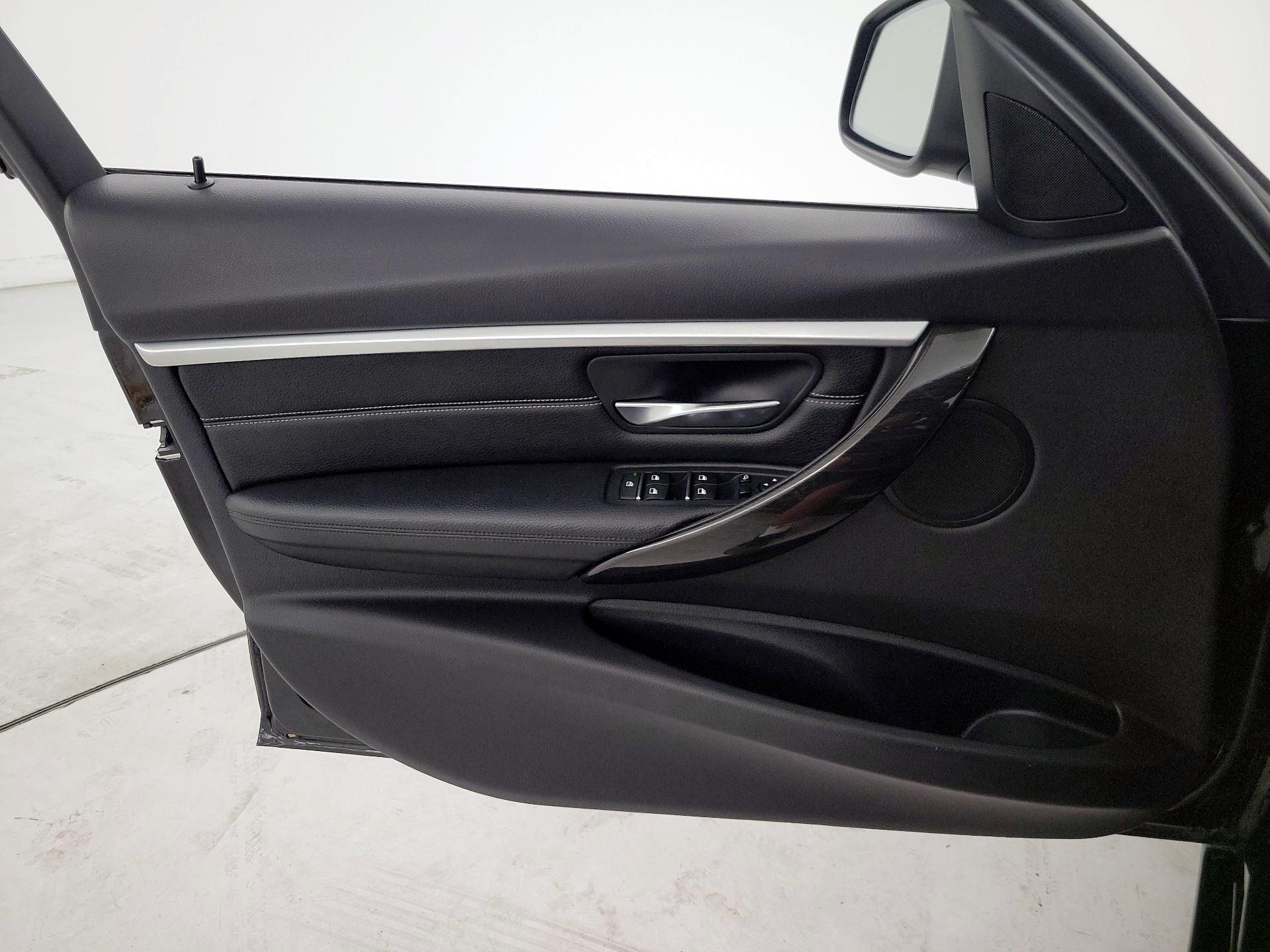 Thumbnail: 2018 BMW 3 Series - 12