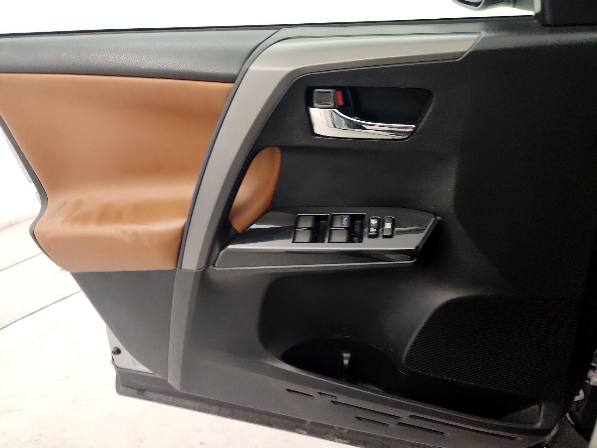 Thumbnail: 2016 Toyota RAV4 - 12