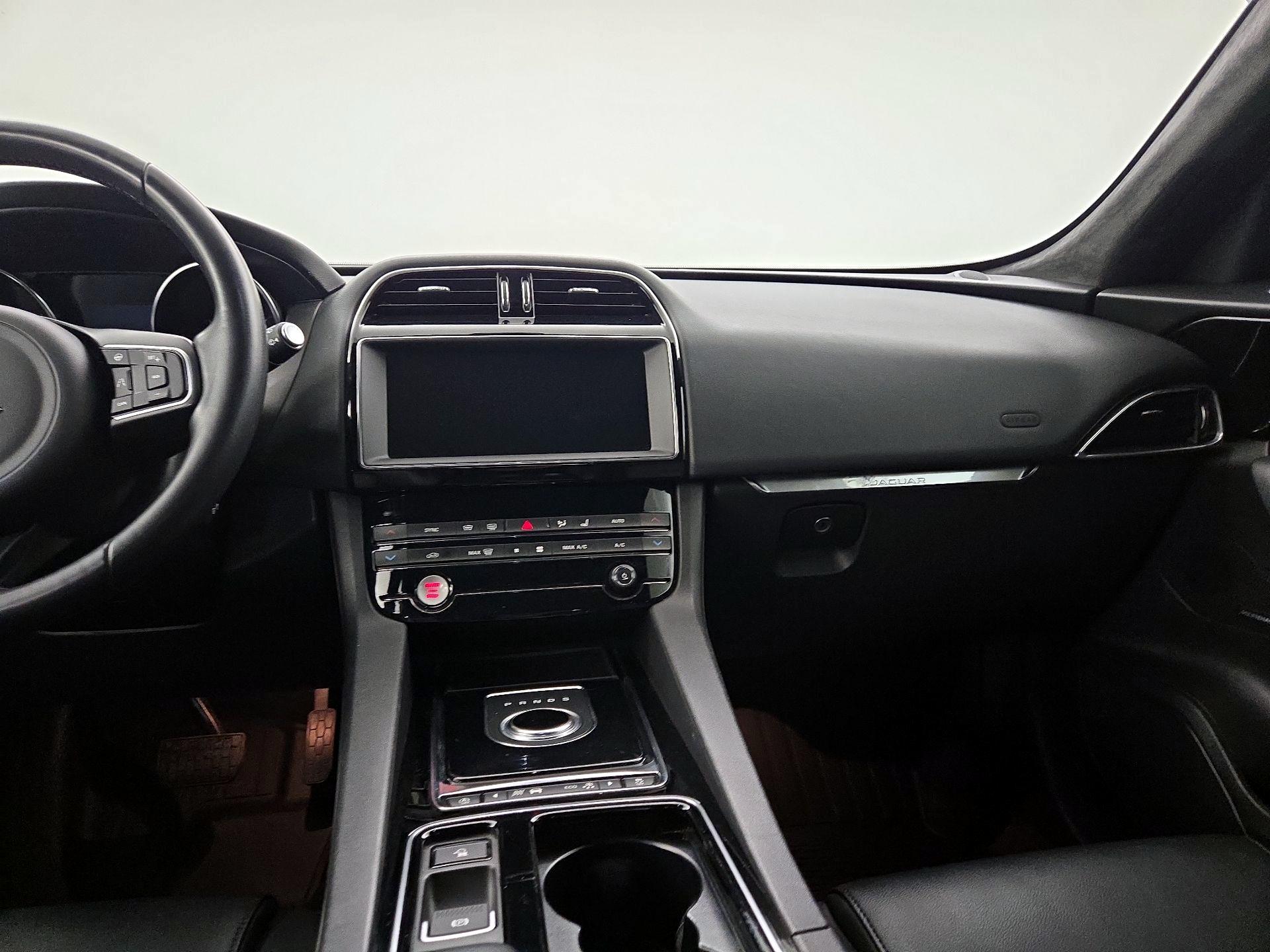 Thumbnail: 2020 Jaguar F-Pace - 9
