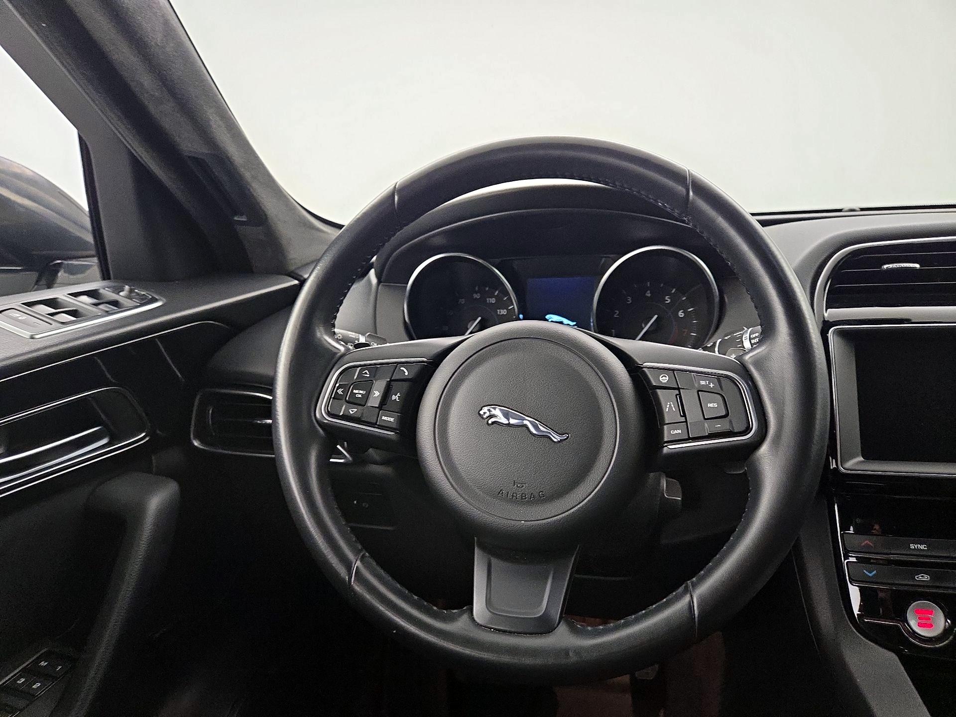 Thumbnail: 2020 Jaguar F-Pace - 10