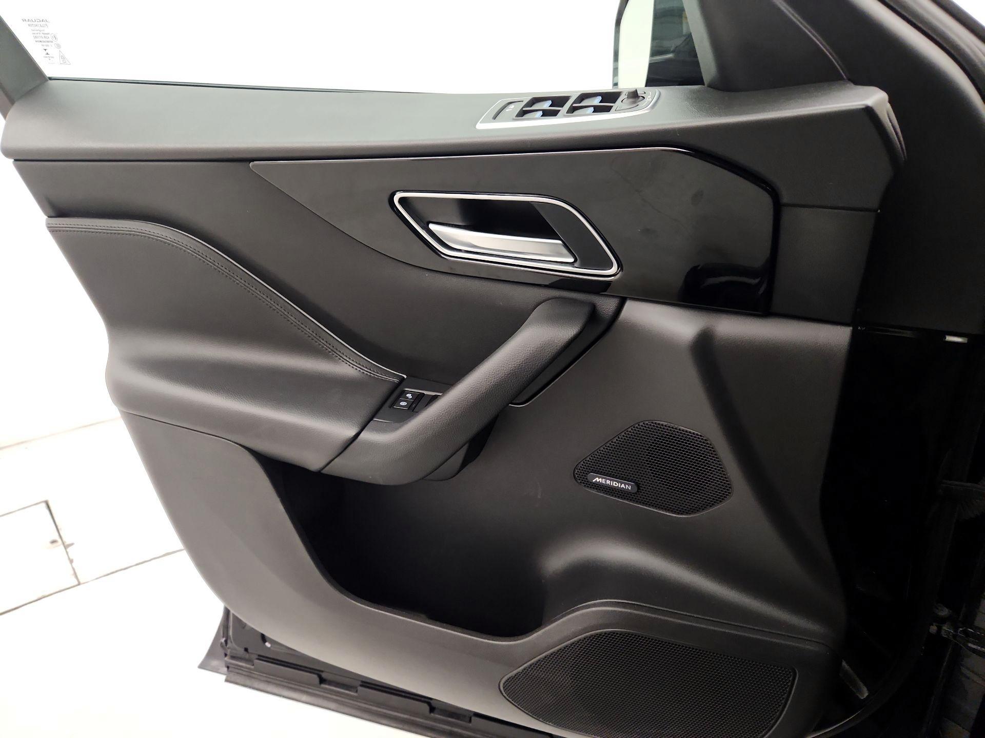 Thumbnail: 2017 Jaguar F-Pace - 12