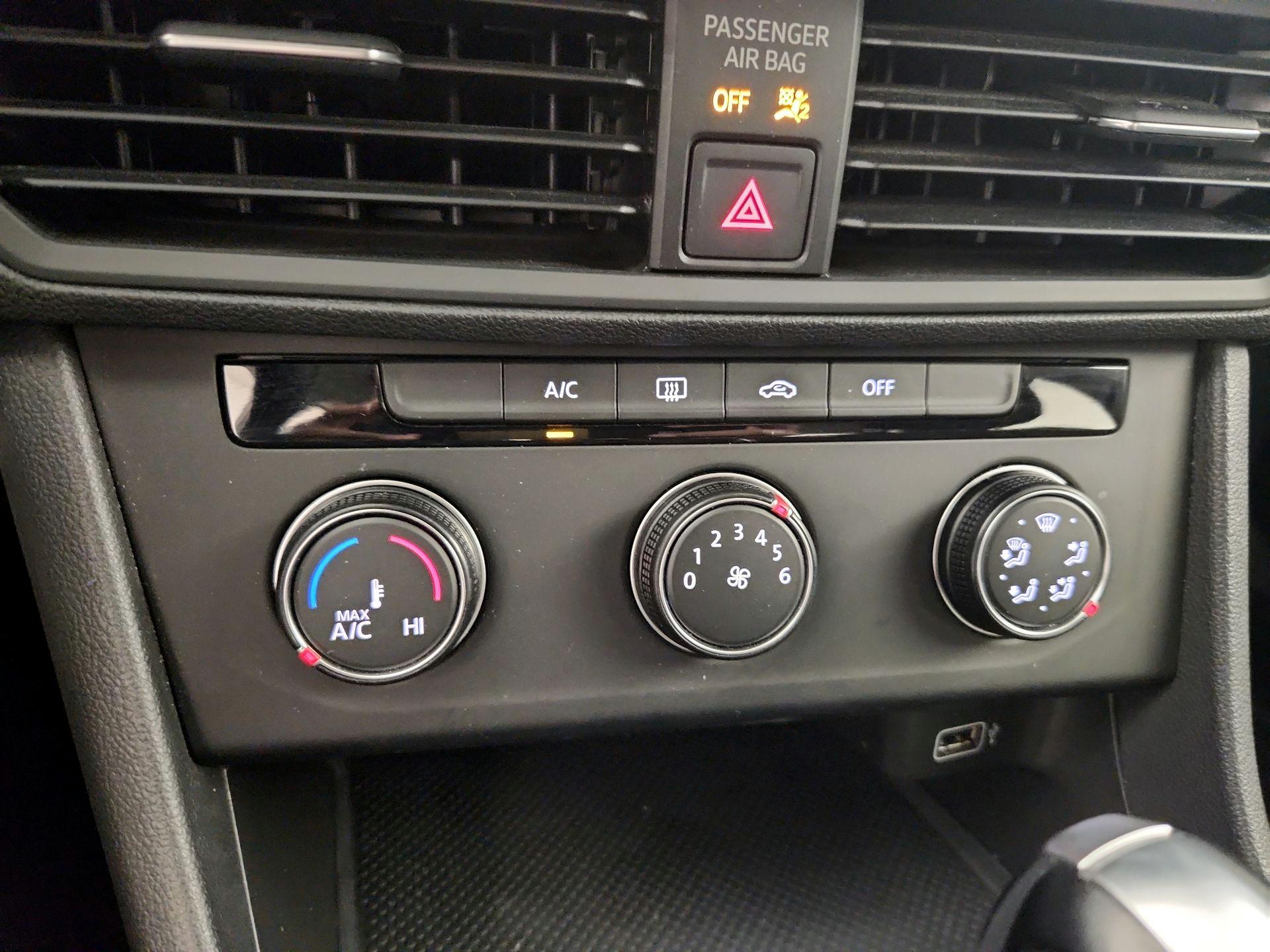 Thumbnail: 2019 Volkswagen Jetta - 16