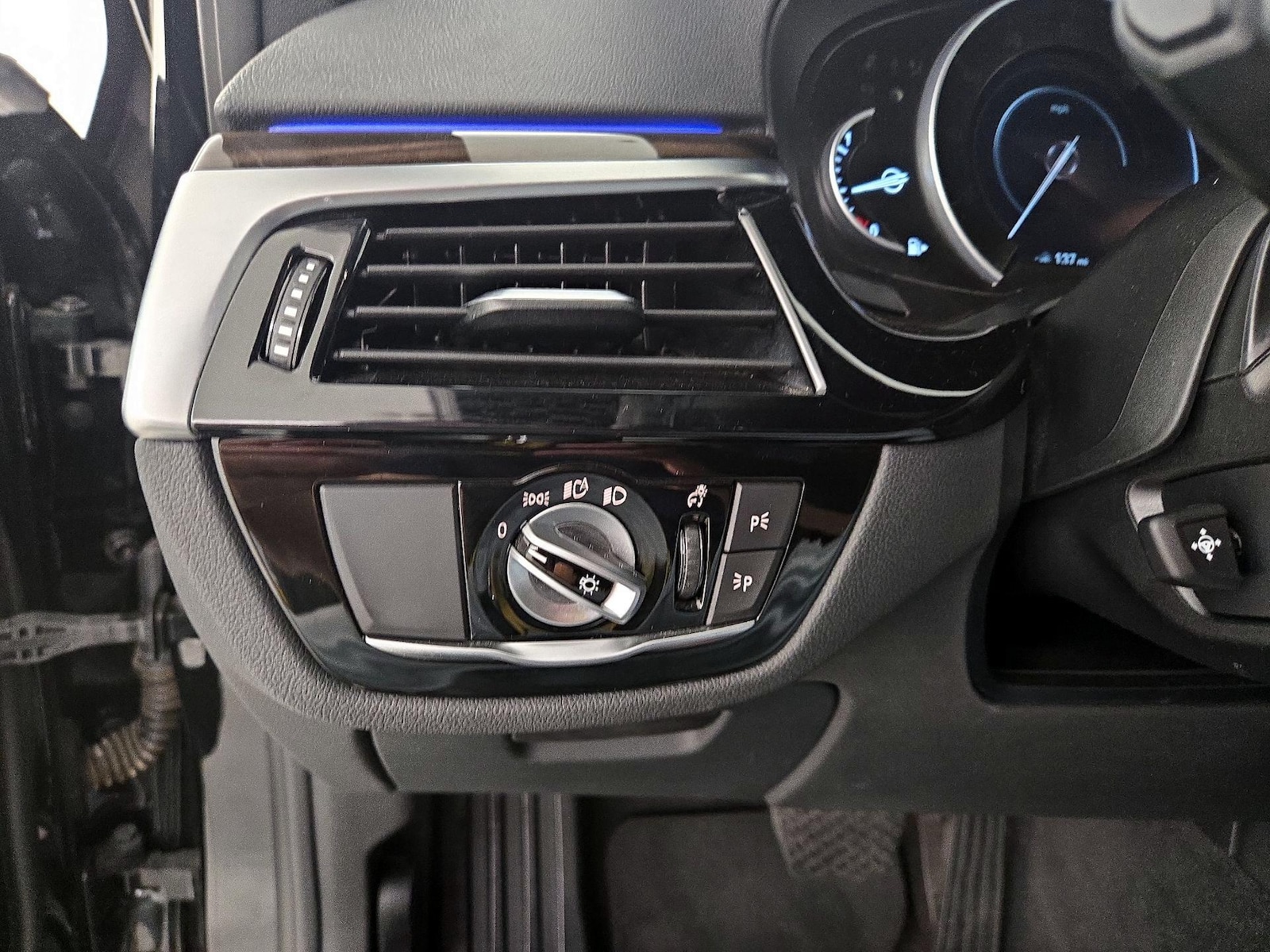2019 BMW 5 Series 530e - Photo 14