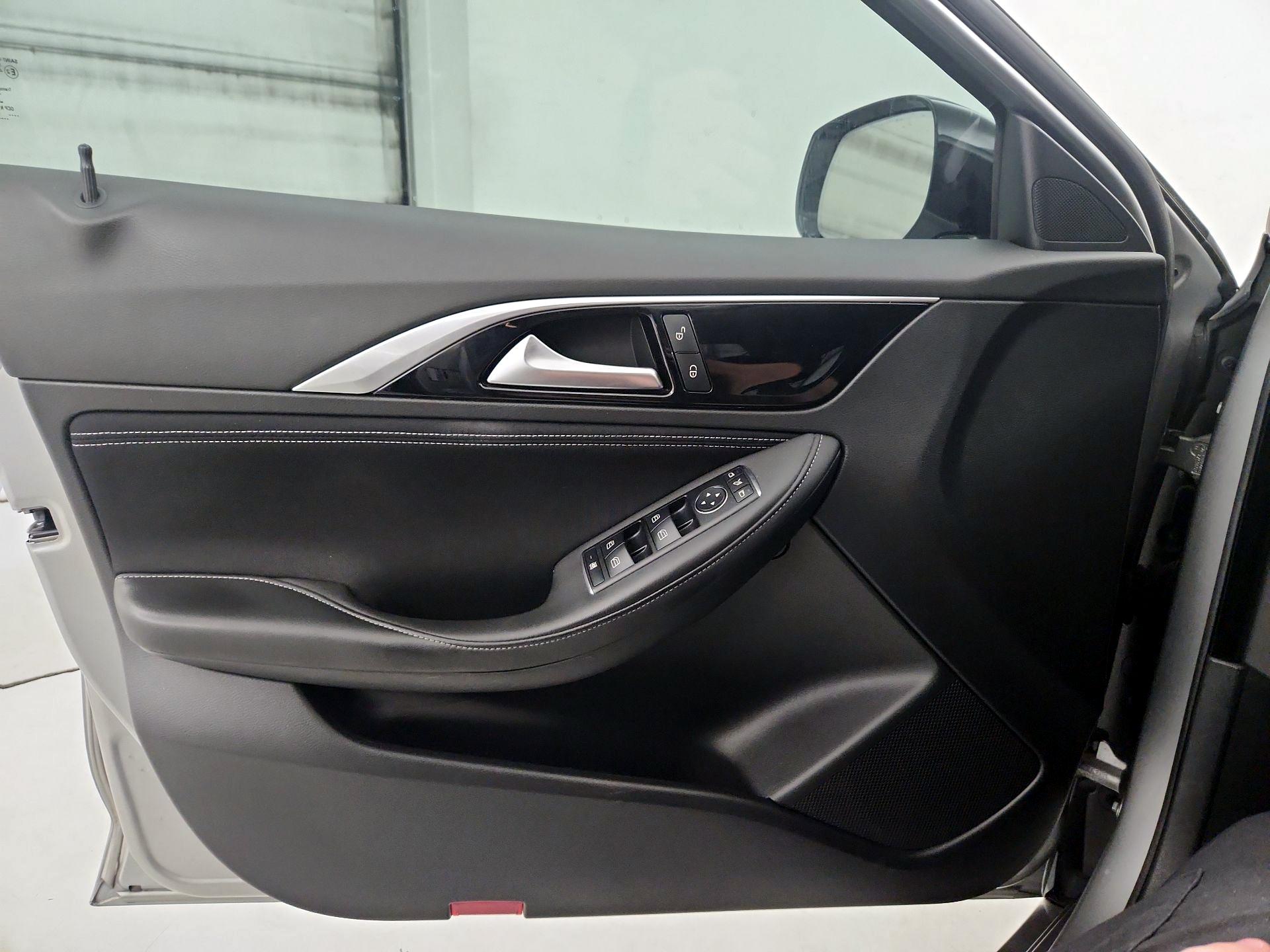 Thumbnail: 2018 INFINITI QX30 - 12