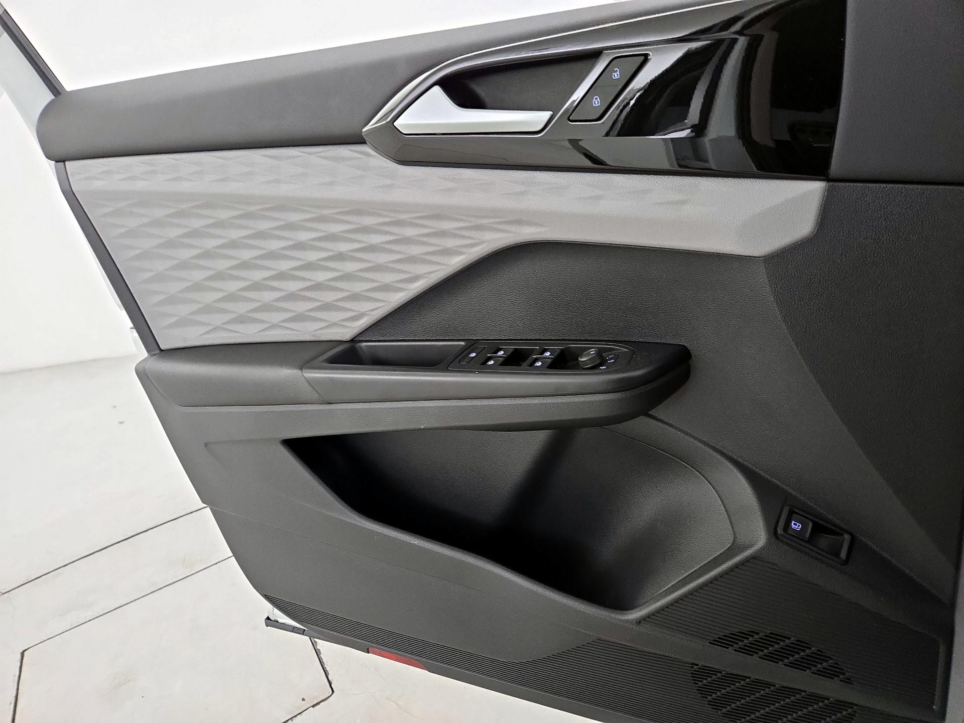 Thumbnail: 2022 Volkswagen Taos - 12