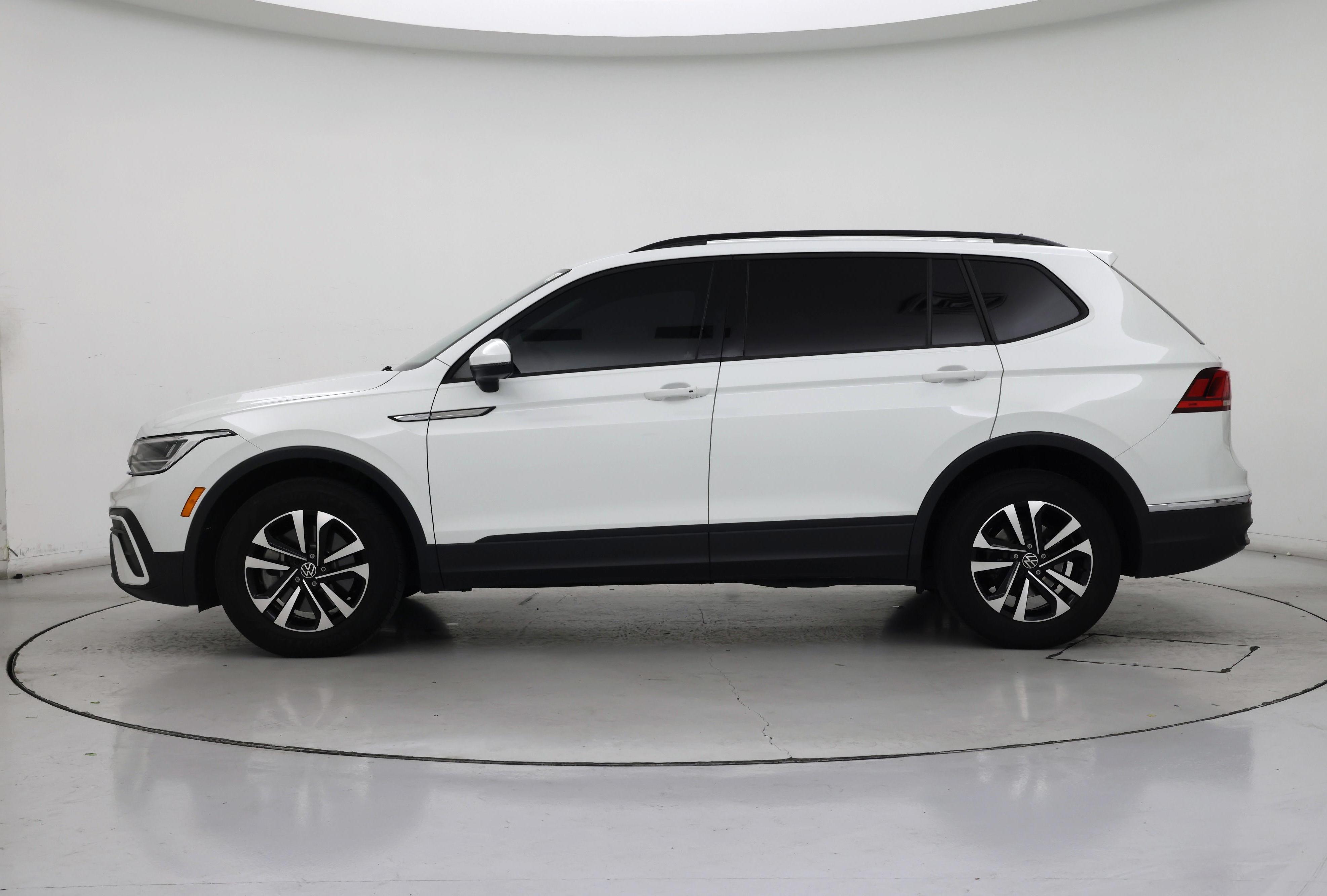 Thumbnail: 2023 Volkswagen Tiguan - 3