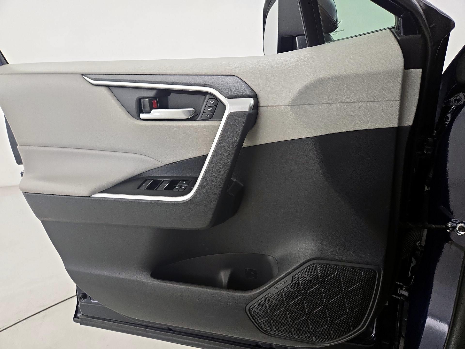 Thumbnail: 2022 Toyota RAV4 - 12