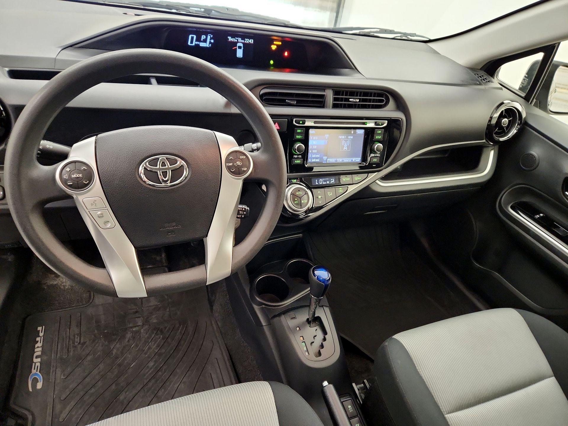 Thumbnail: 2015 Toyota Prius c - 9