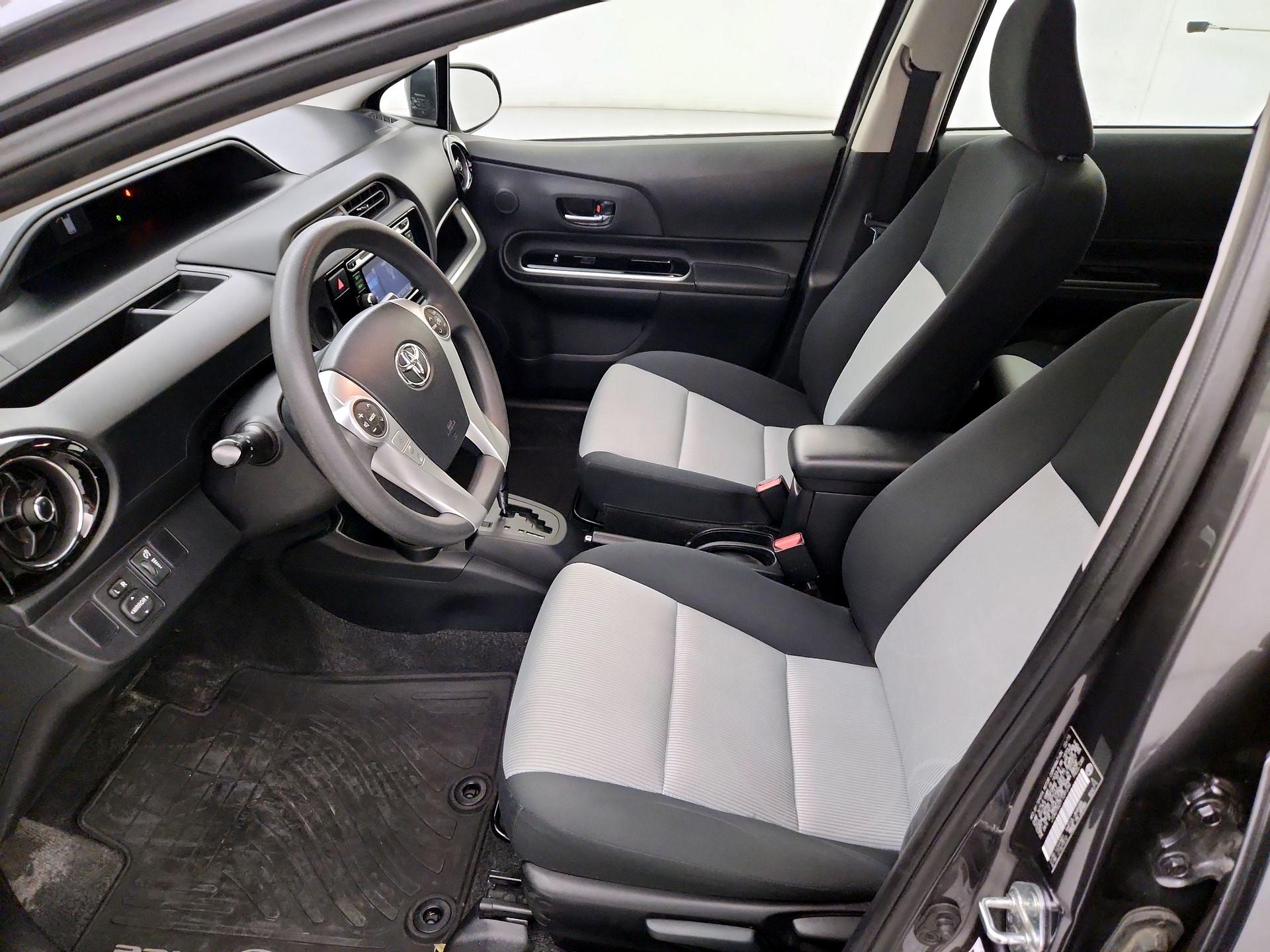 Thumbnail: 2015 Toyota Prius c - 11