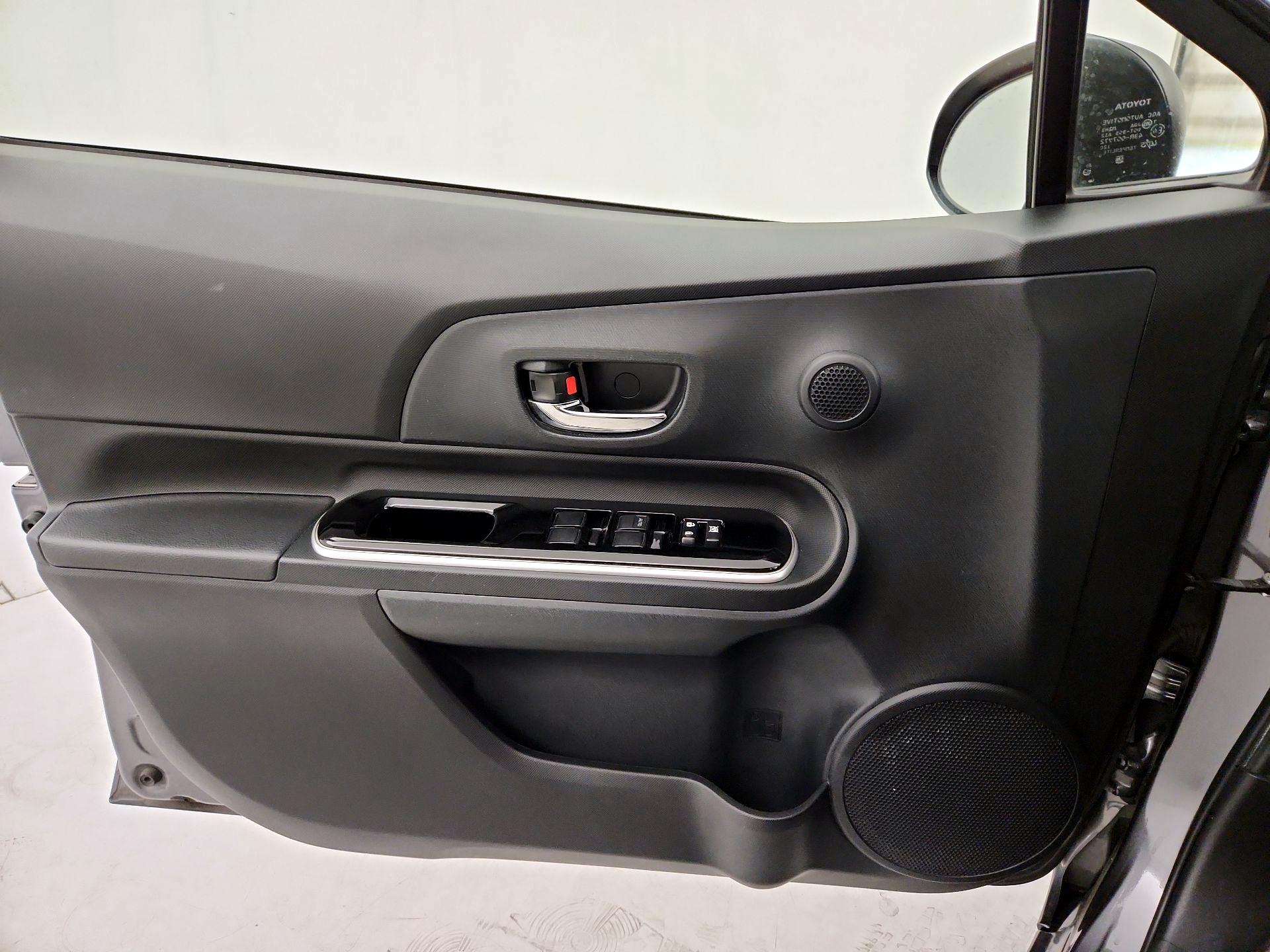 Thumbnail: 2015 Toyota Prius c - 12