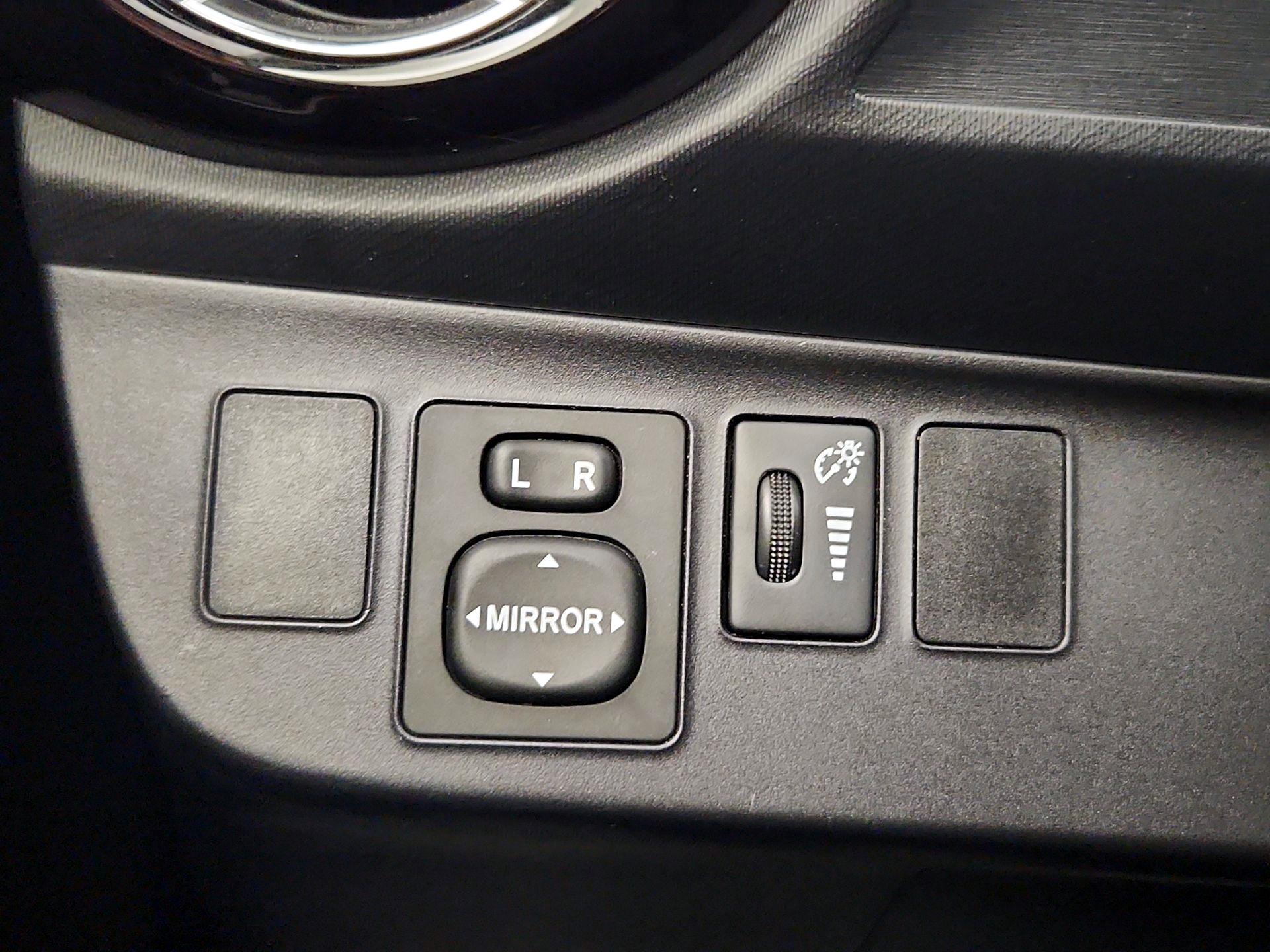 Thumbnail: 2015 Toyota Prius c - 13