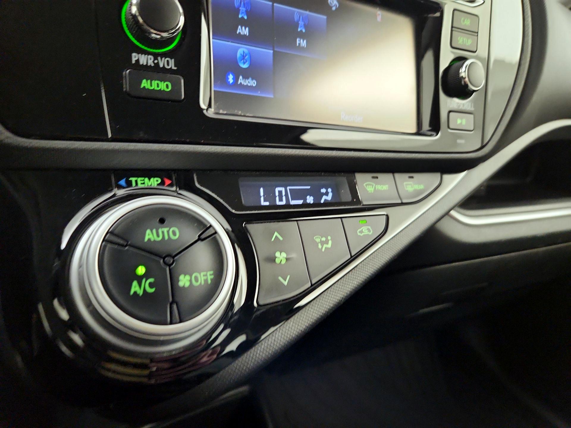 Thumbnail: 2015 Toyota Prius c - 15