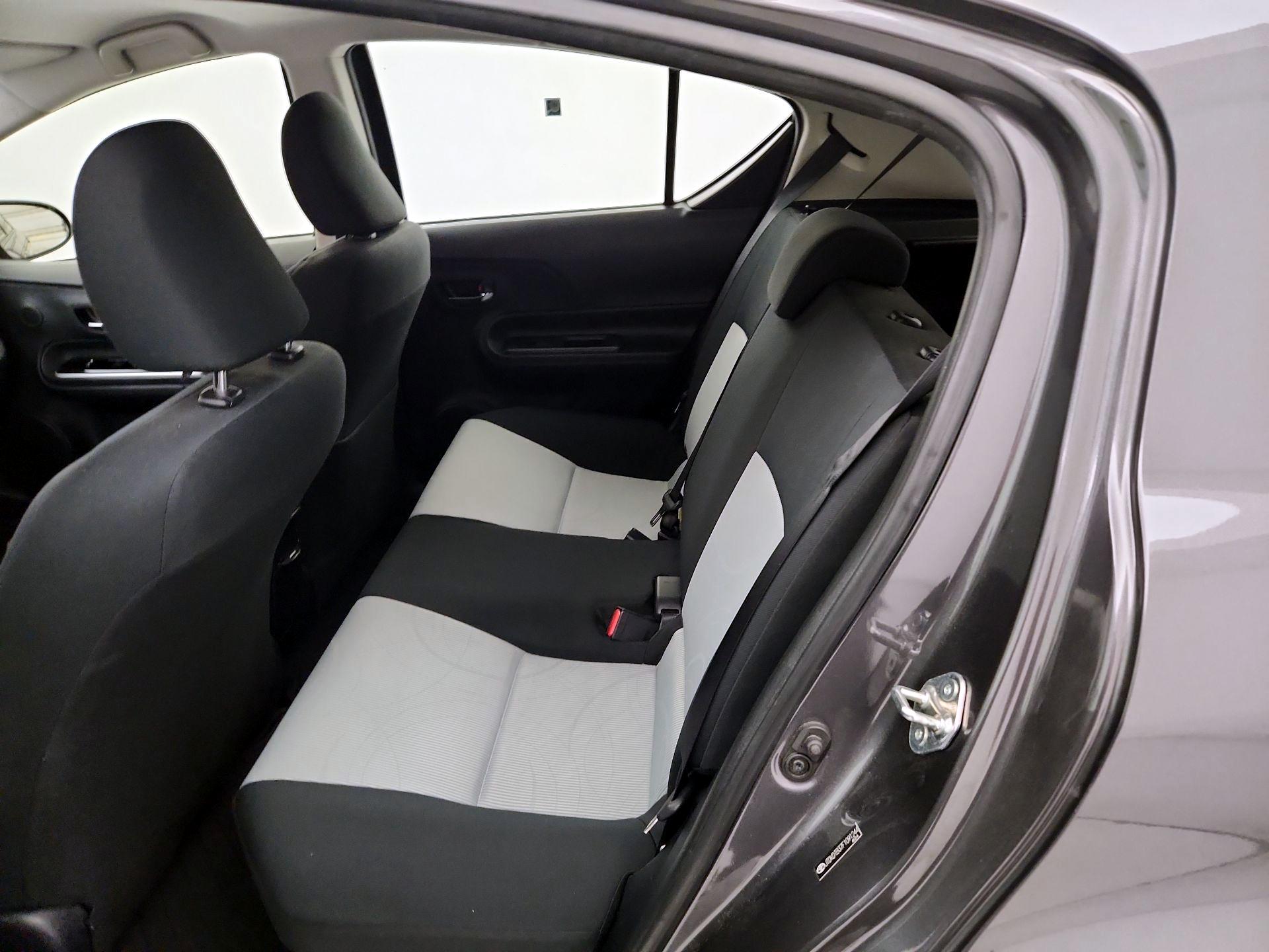 Thumbnail: 2015 Toyota Prius c - 17