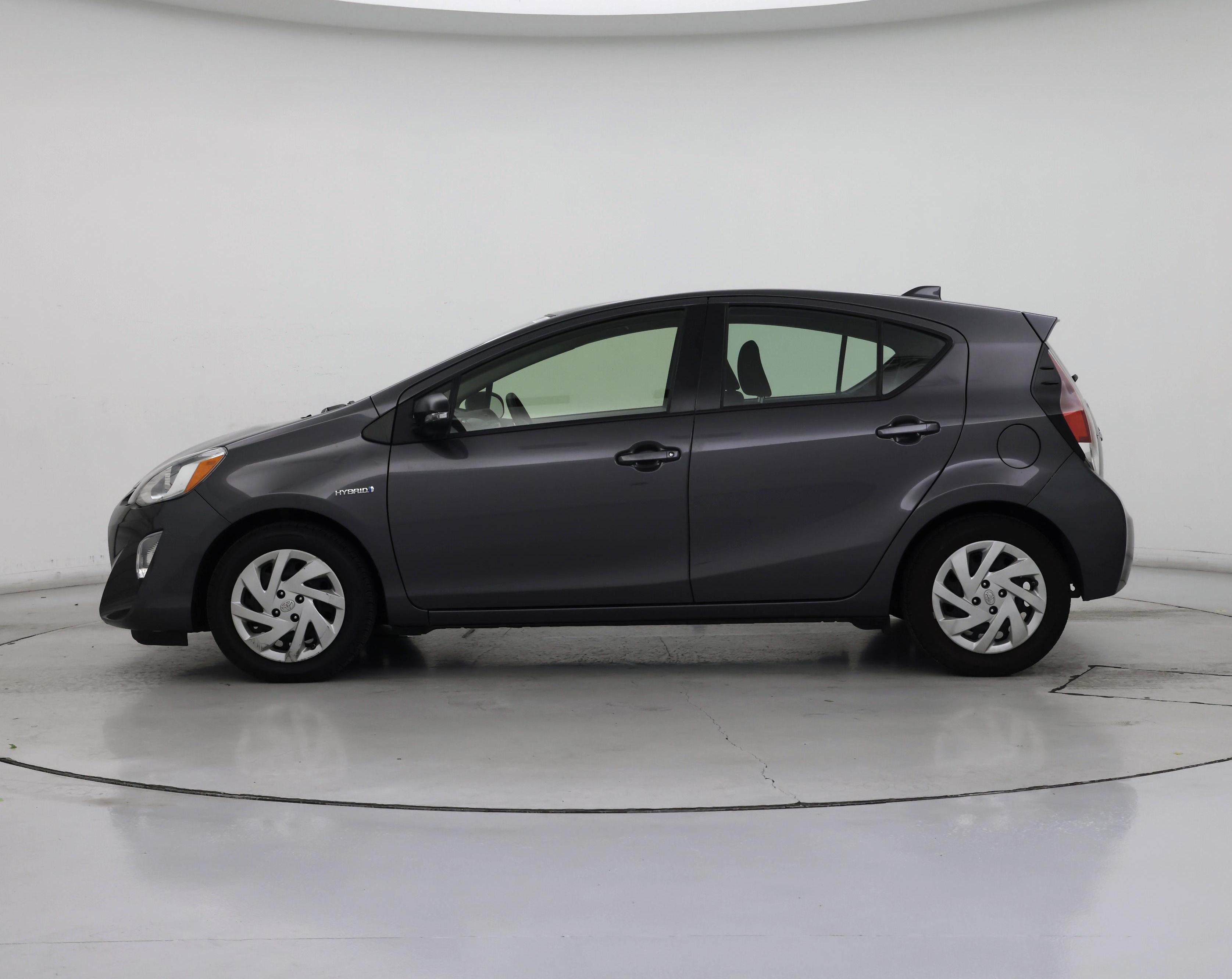 Thumbnail: 2015 Toyota Prius c - 3