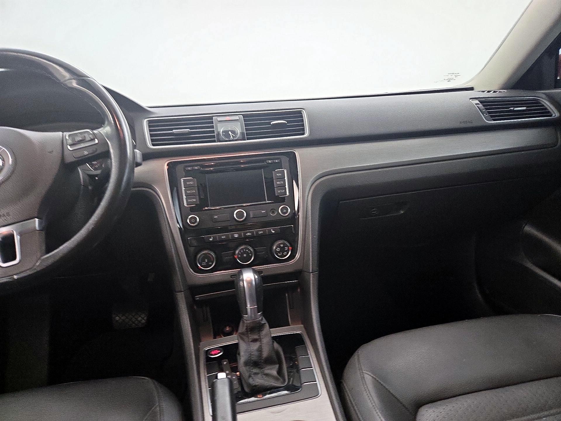 Thumbnail: 2015 Volkswagen Passat - 9
