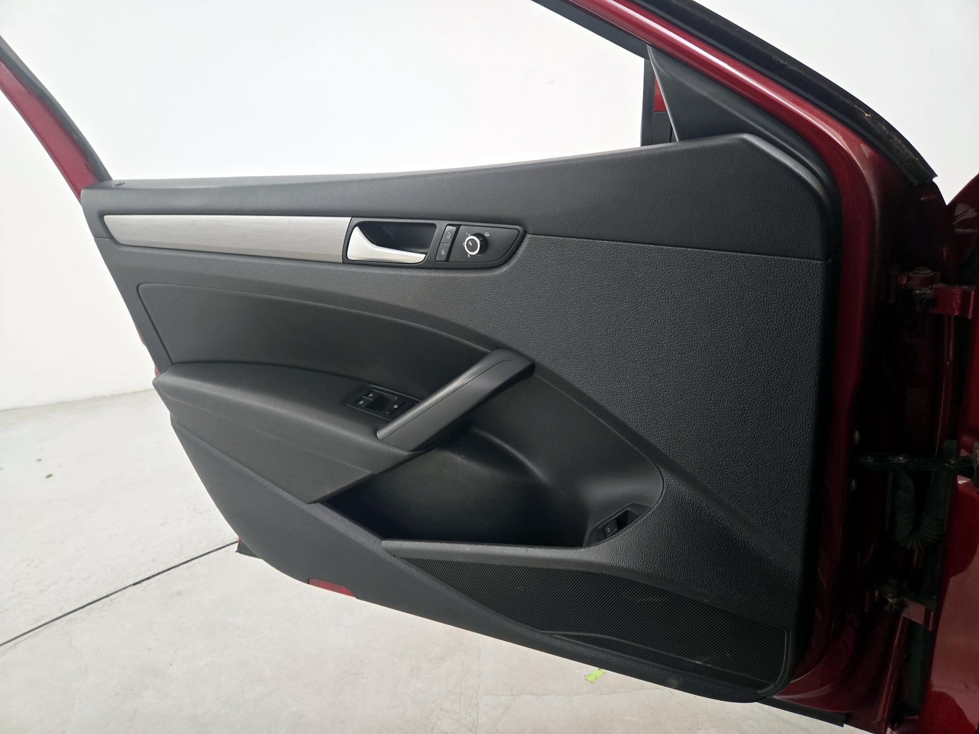 Thumbnail: 2015 Volkswagen Passat - 12