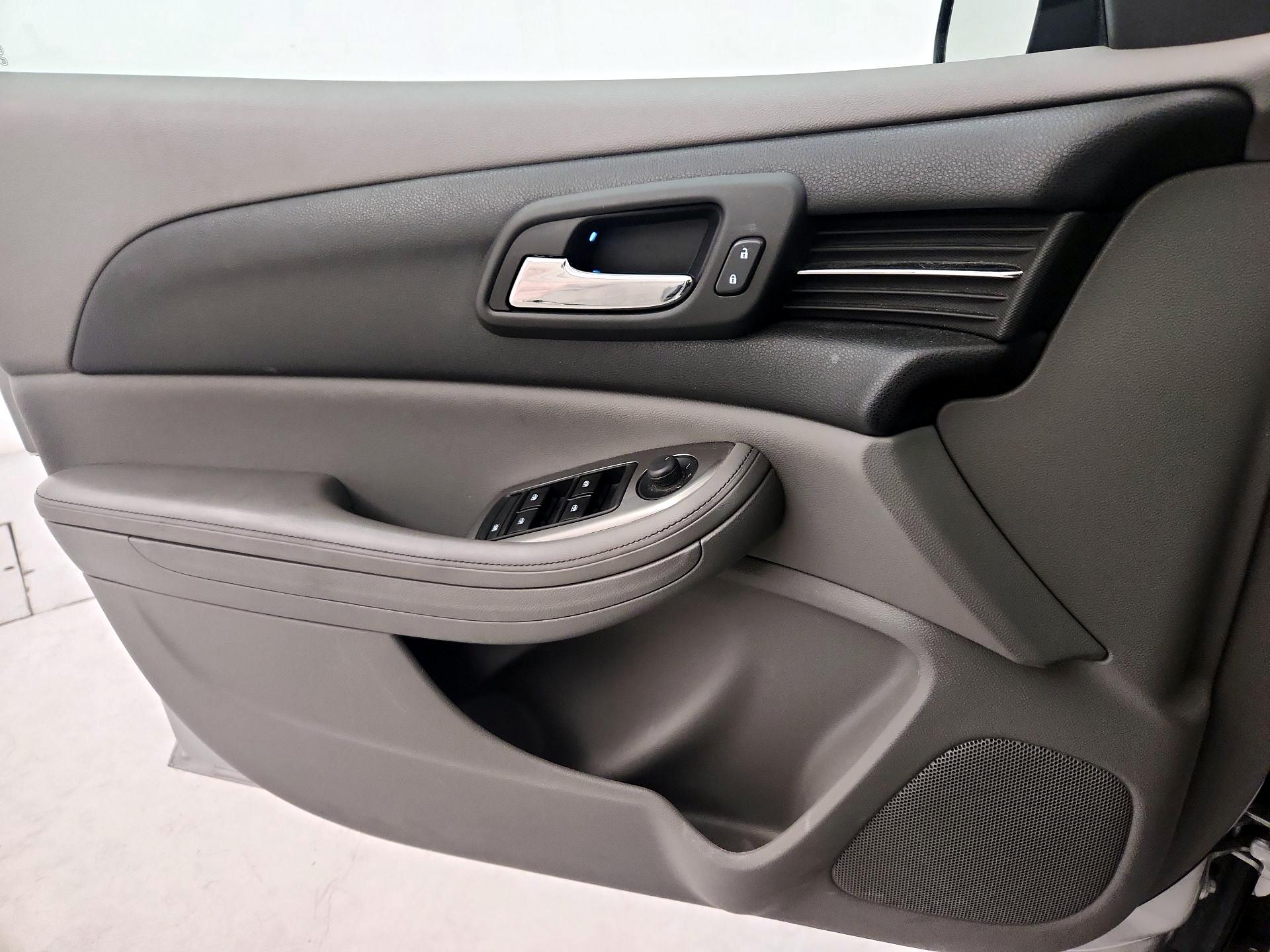 Thumbnail: 2016 Chevrolet Malibu - 12